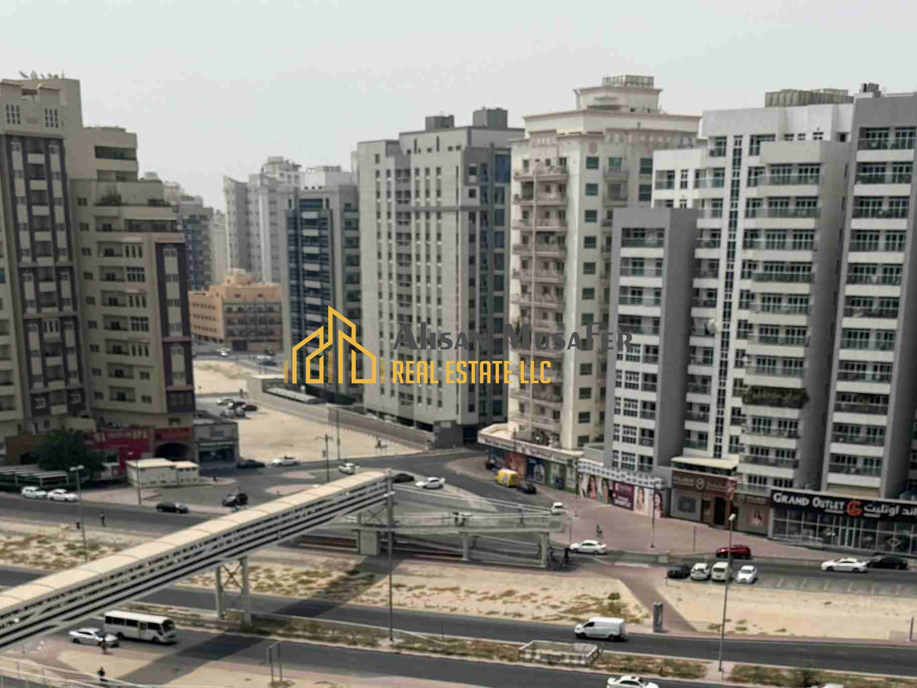 HOT OFFER//BIG 2BHK//WITH BALCONY//SAHARA CENTER SAME LINE 4 CHEQUE