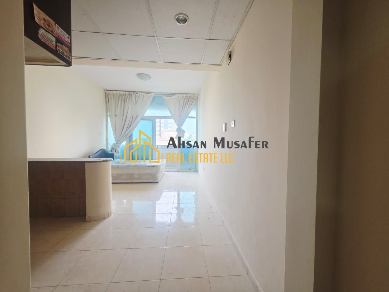 STUDIO AVAILABLE//BALCONY ALSO HAVE// EASY EXIT TO DUBAI NEAR SAHARA CENTRE AND NEAR RTA BUS STOP LAST UNIT AL NAHDA SHARJAH
