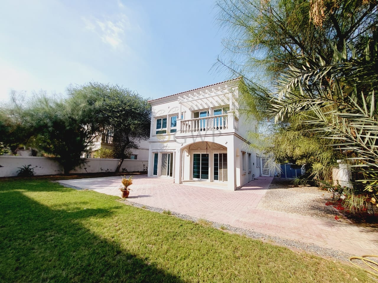 Corner Single Row Mansion With Lush Green Garden