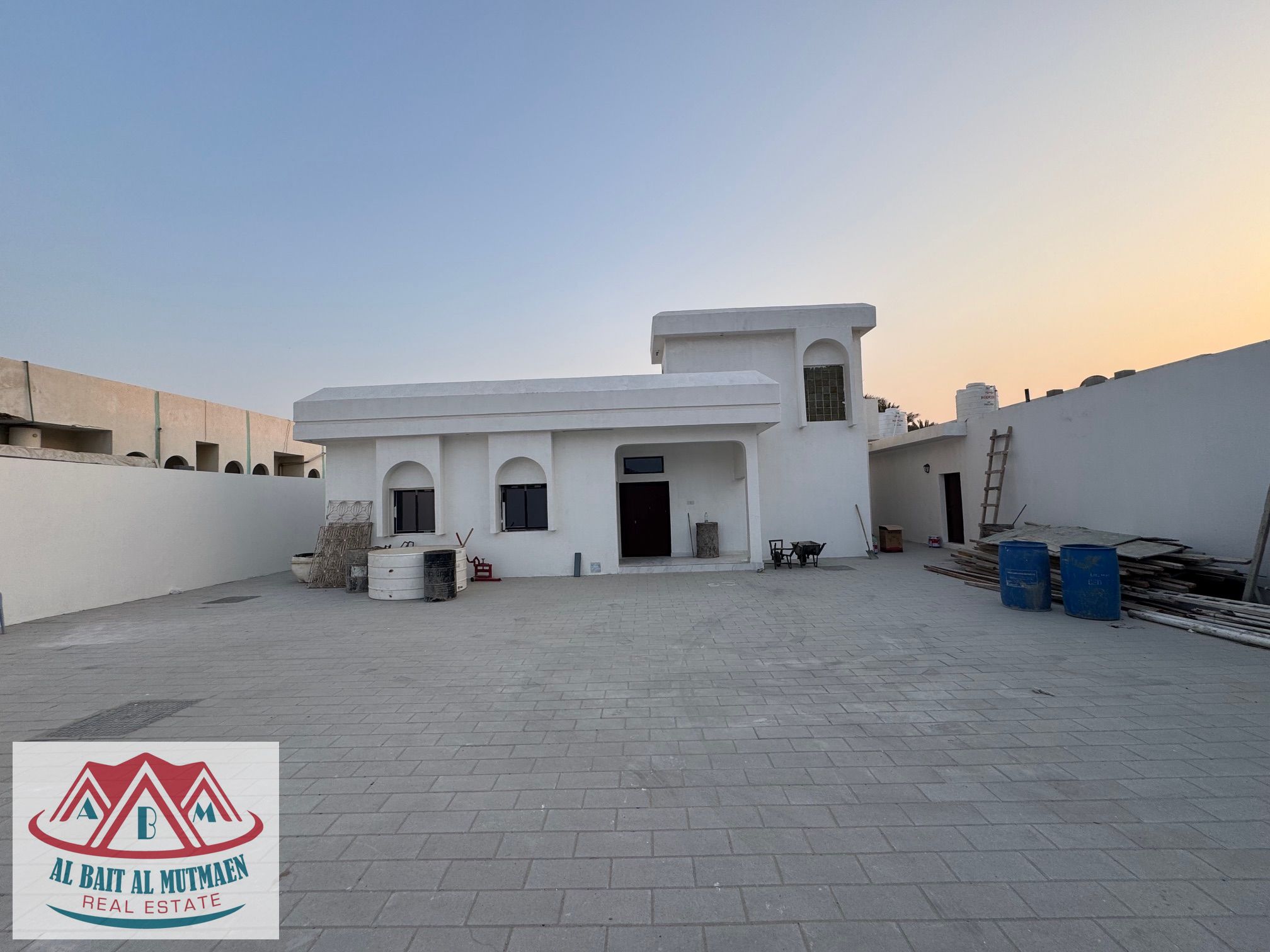 Ground floor villa with five rooms and an annex, residential and commercial, on the main street in Al-Sabkha