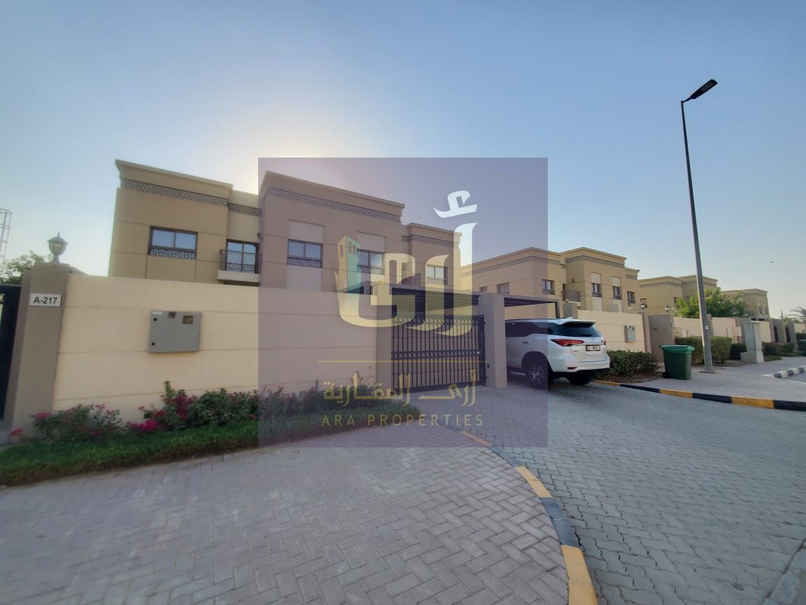Elite Residence Huge SIze Villa With Gated Community 5Bed Rooms in shoumous residential asking 4.1 MIILION area 9214 sqft