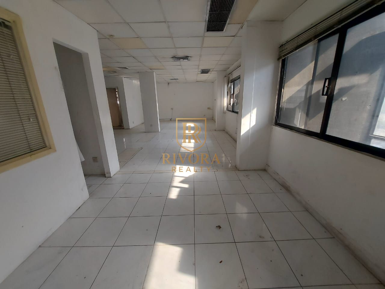 SPACIOUS OFFICE SPACE I W/ PANTRY & TOILET