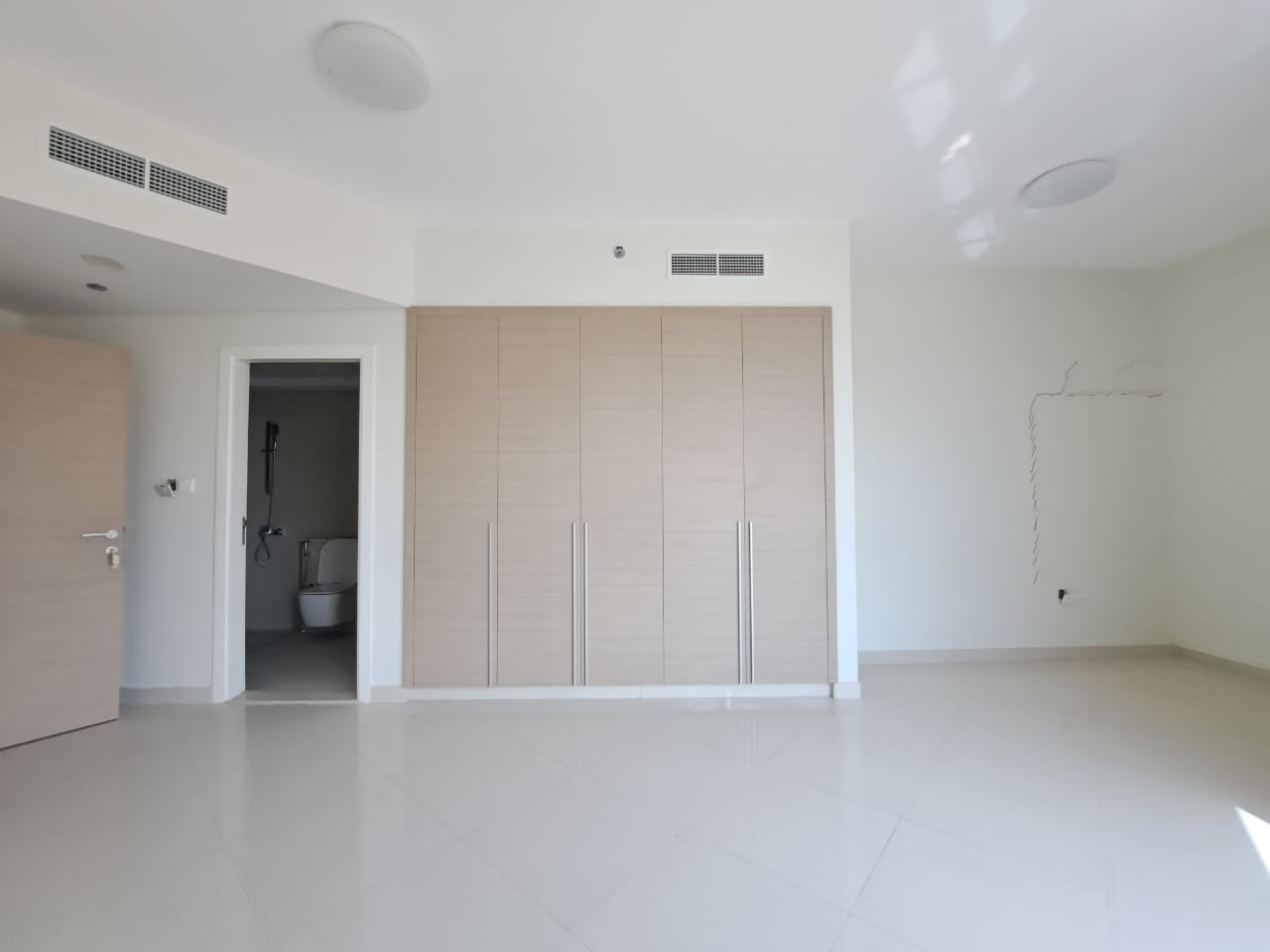 Brand new luxurious 3bhkbwith maid room / parking/ tilal city sharjah