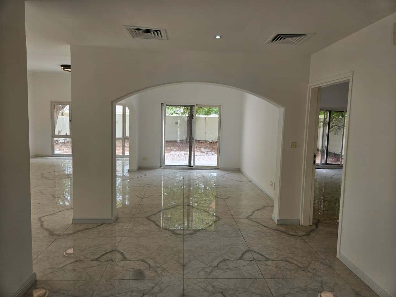 Fully renovated spacious 5 bed room villa for Meadows 9