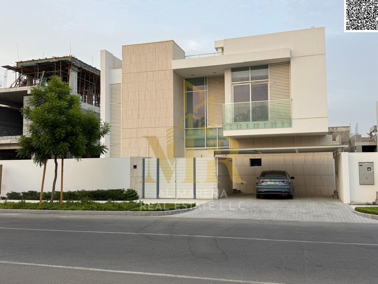 For sale - Luxury villa in Al Zorah - Ajman | Two floors + roof | 5 master bedrooms | Majlis and 2 halls | Modern equipped kitchen | Maid's room + lau