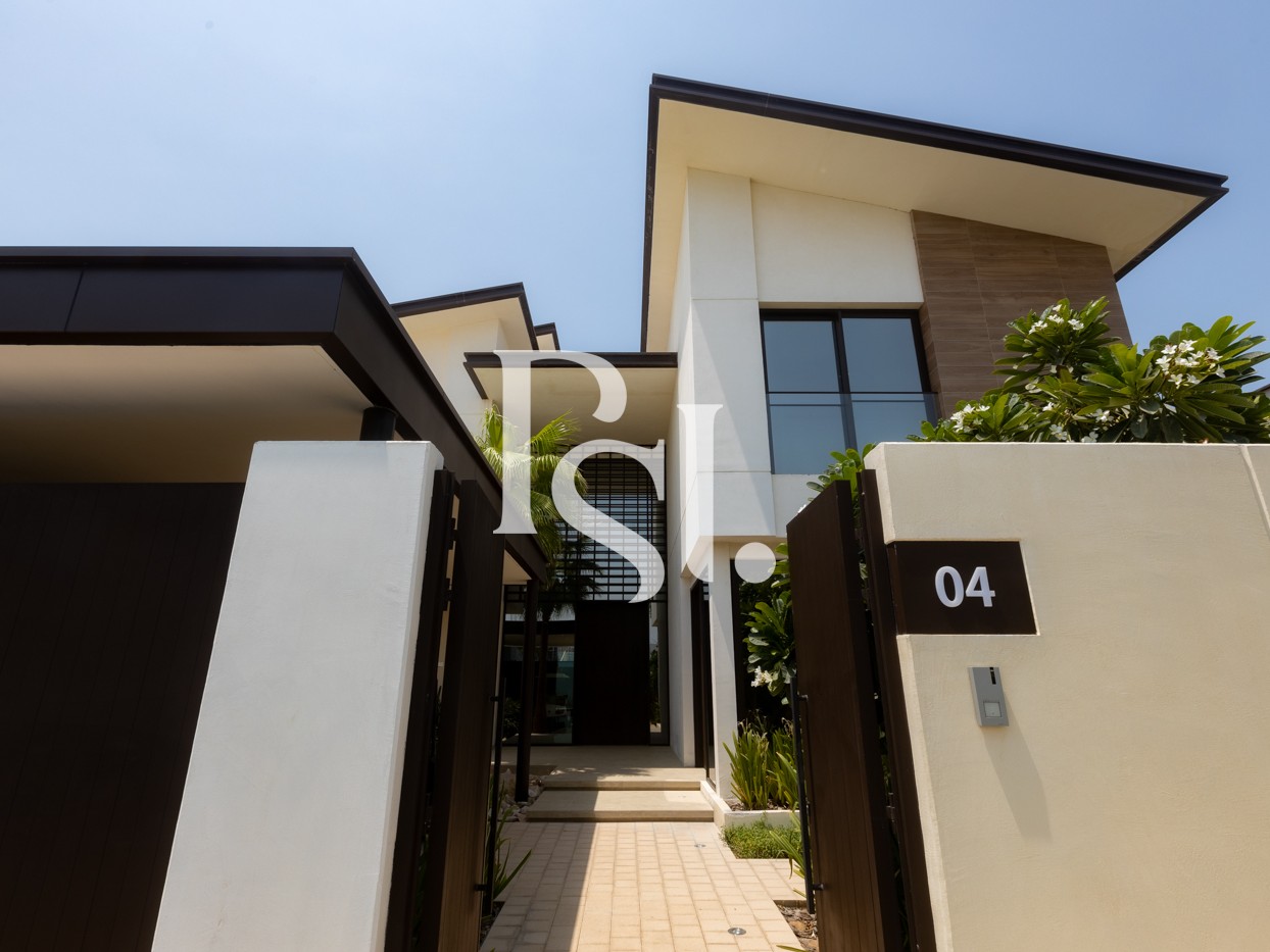 Extravagant Villa | Warm Finishing | Big Plot