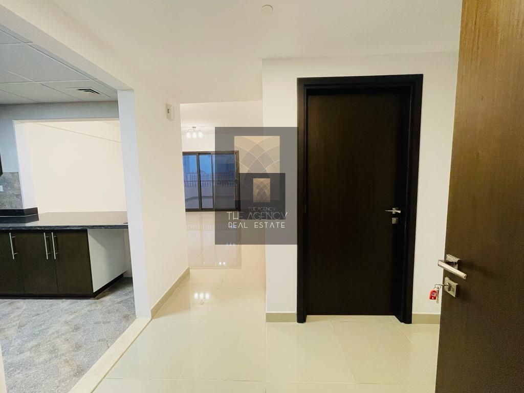 SPECIOUS APARTEMNTl GYM, POOL l PARKING