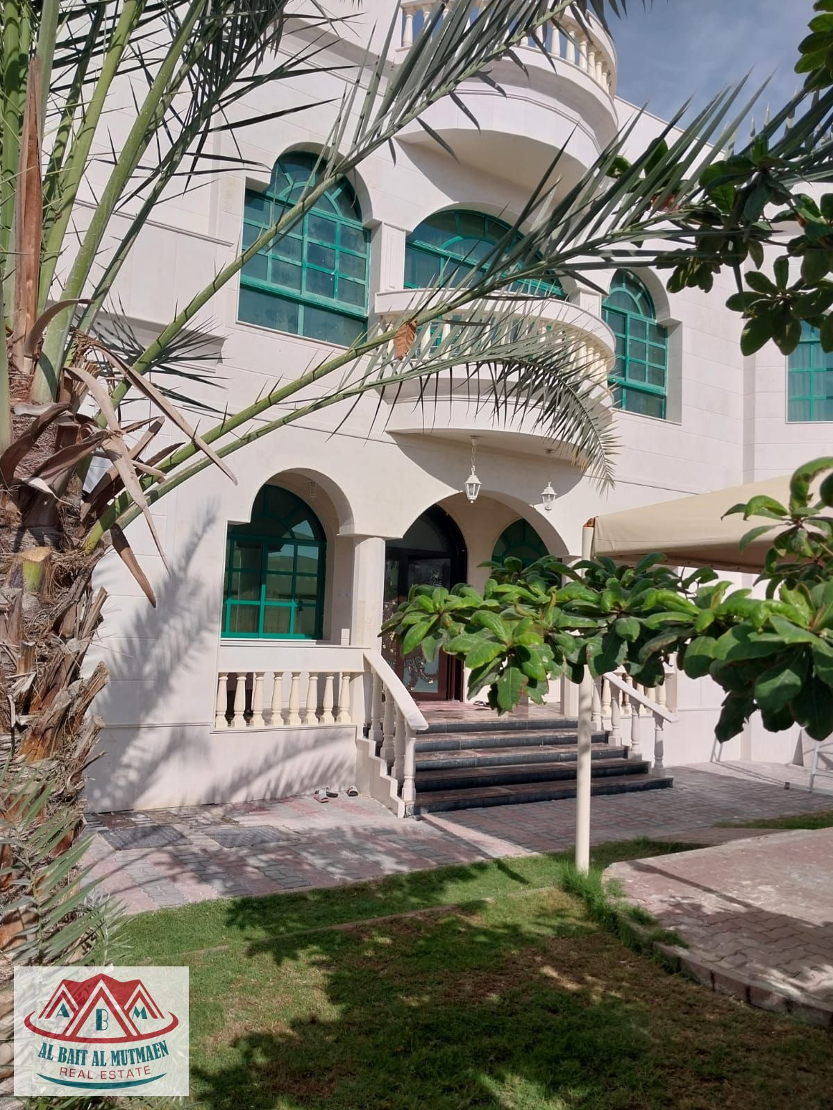 Two-story villa, three suites, eight rooms, and three kitchens in Al-Mawafajah