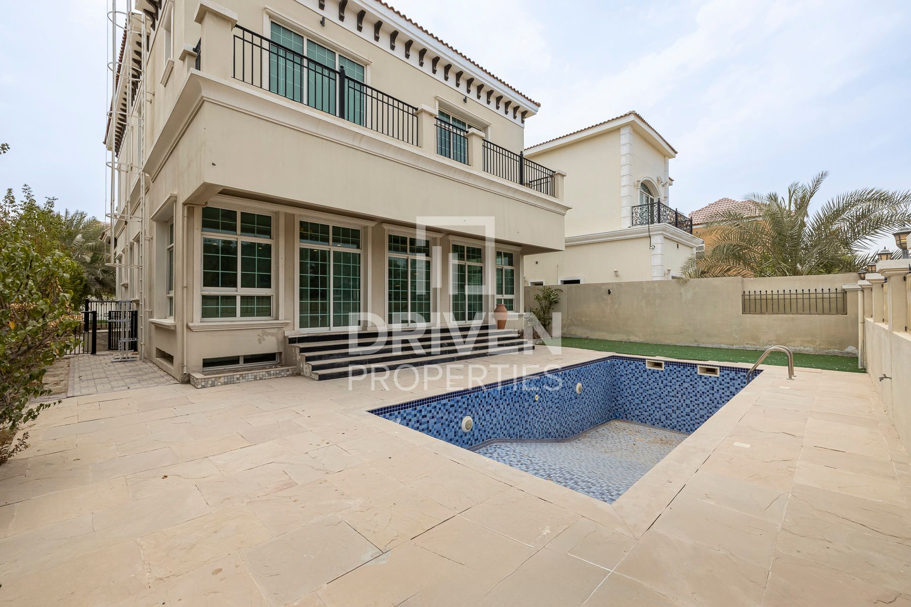 Villa with Basement and Swimming Pool | Spacious