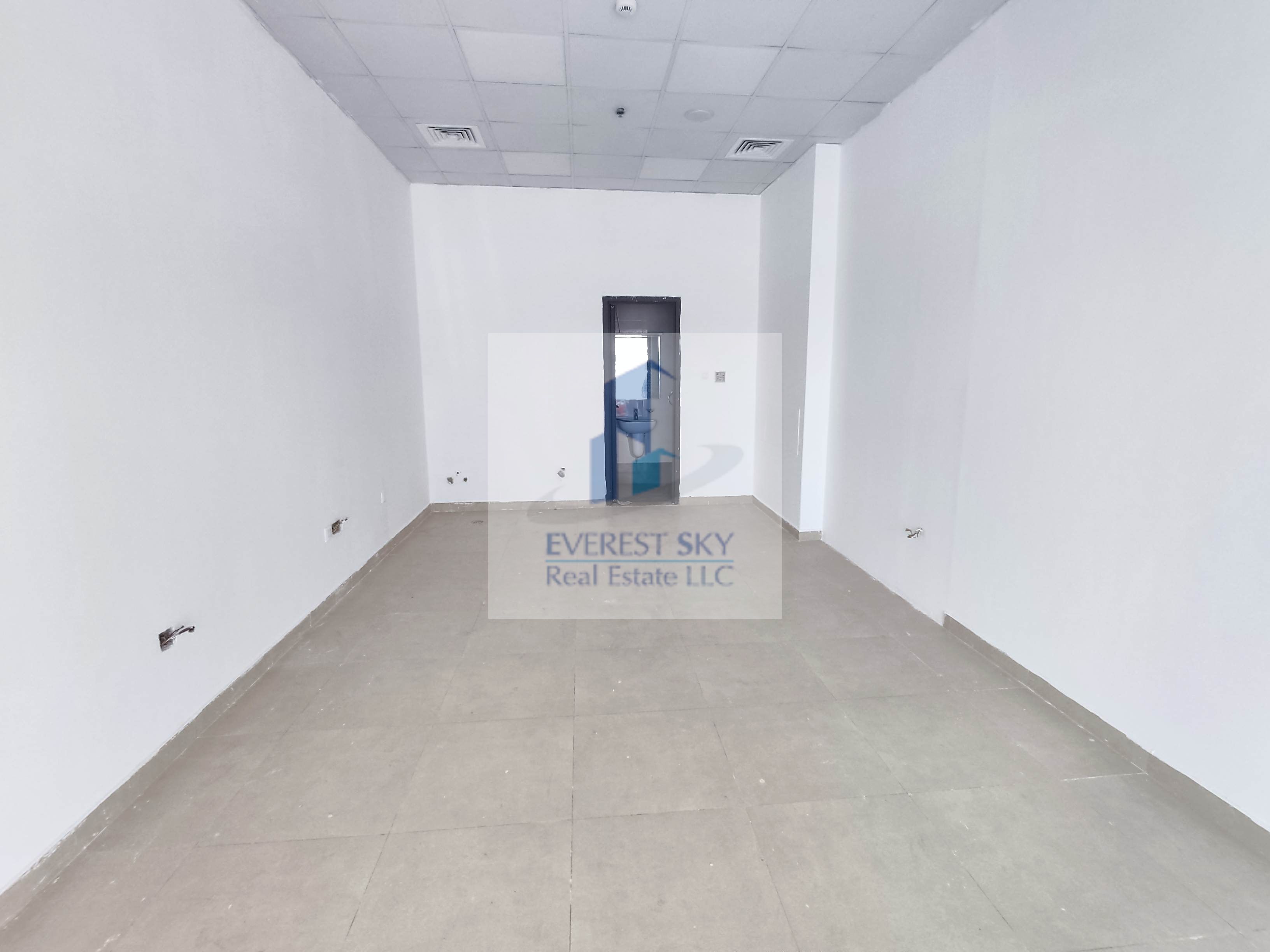 Shop with toilet for URGENT LEASE !!