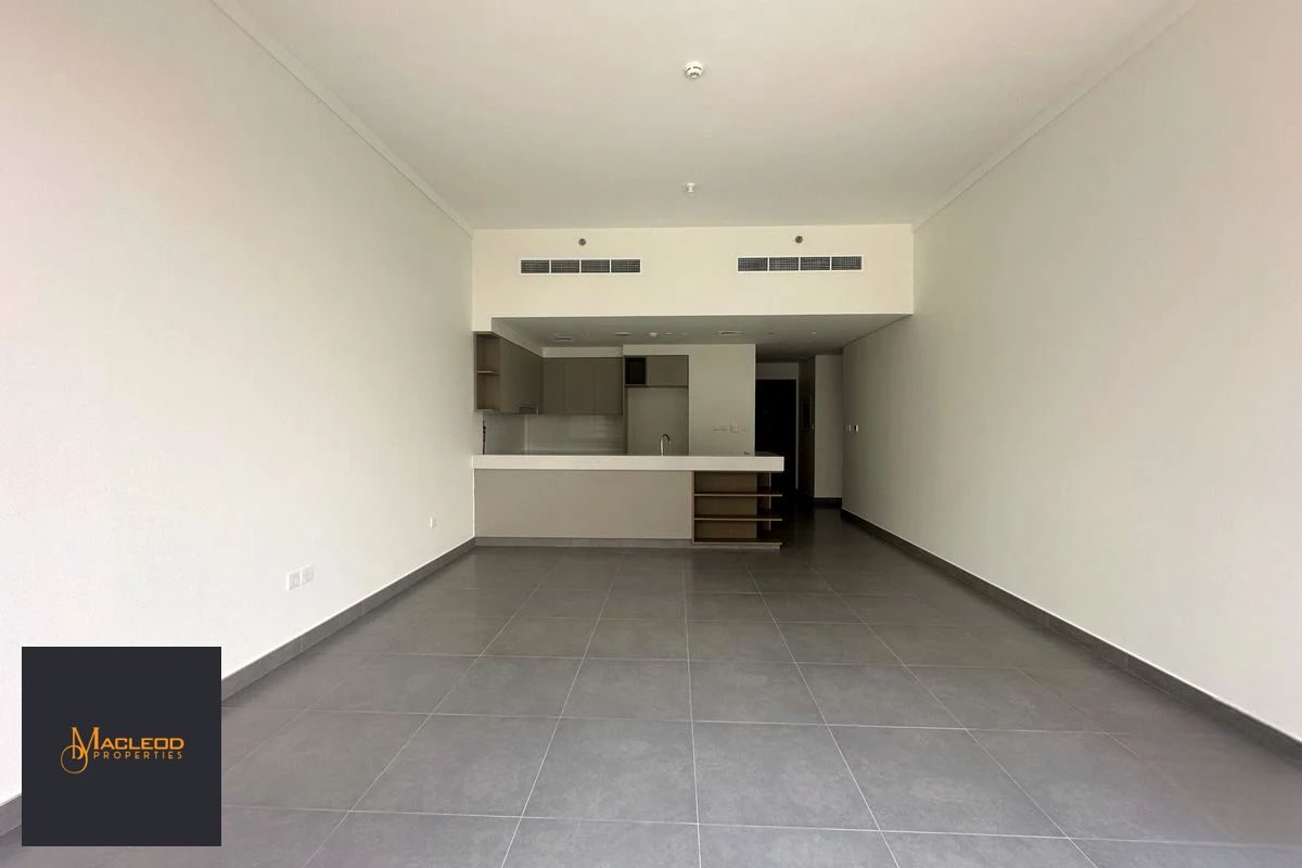 High Floor/ Creek Tower View/ Semi Closed Kitchen