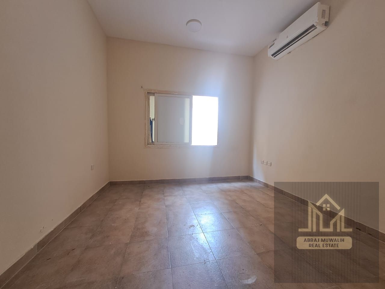 big studio 1month free just 18k in front off muwaileh park with 6chq payment