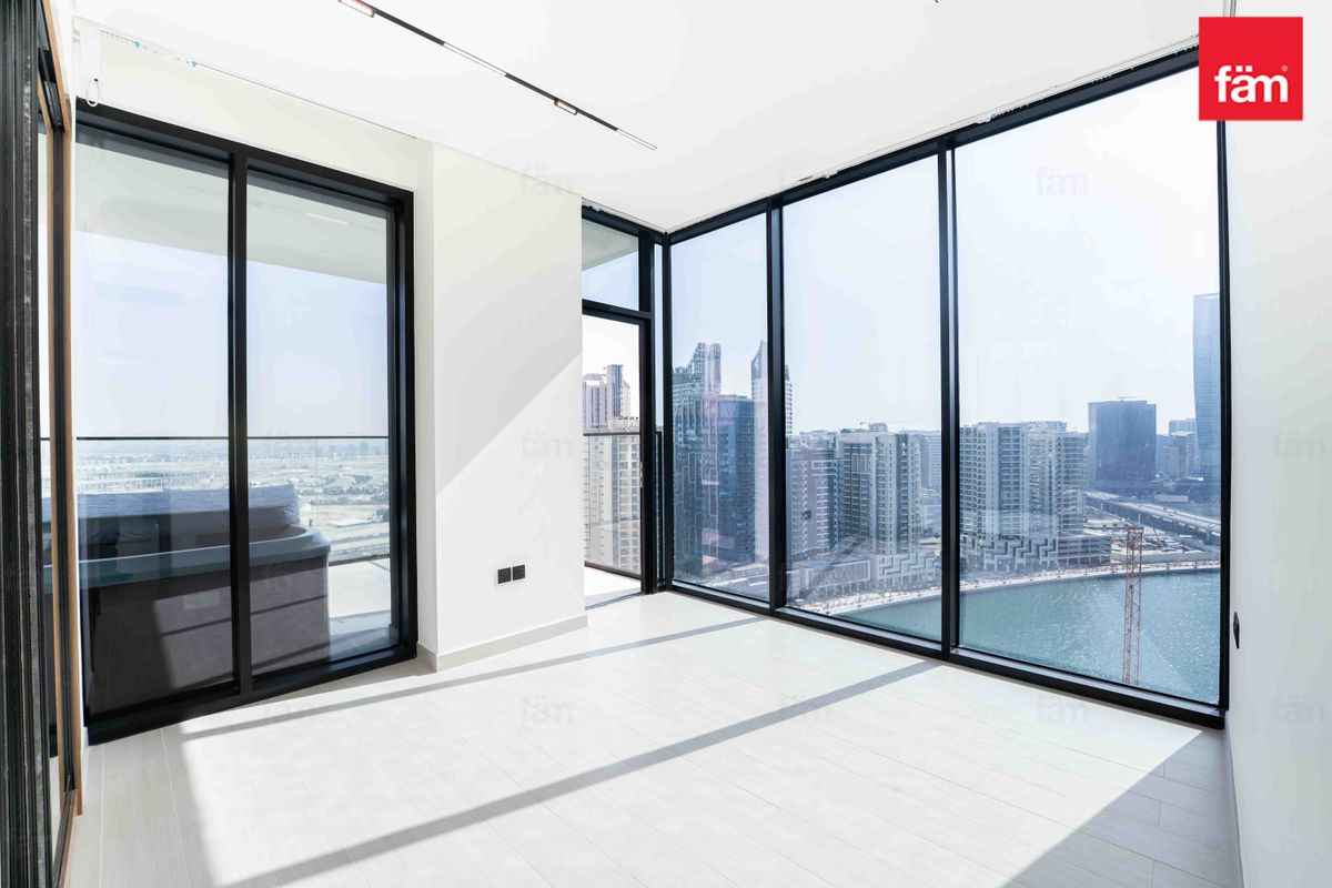 UNIQUE/PRIME LOCATION/HIGH FLOOR/CANAL VIEW