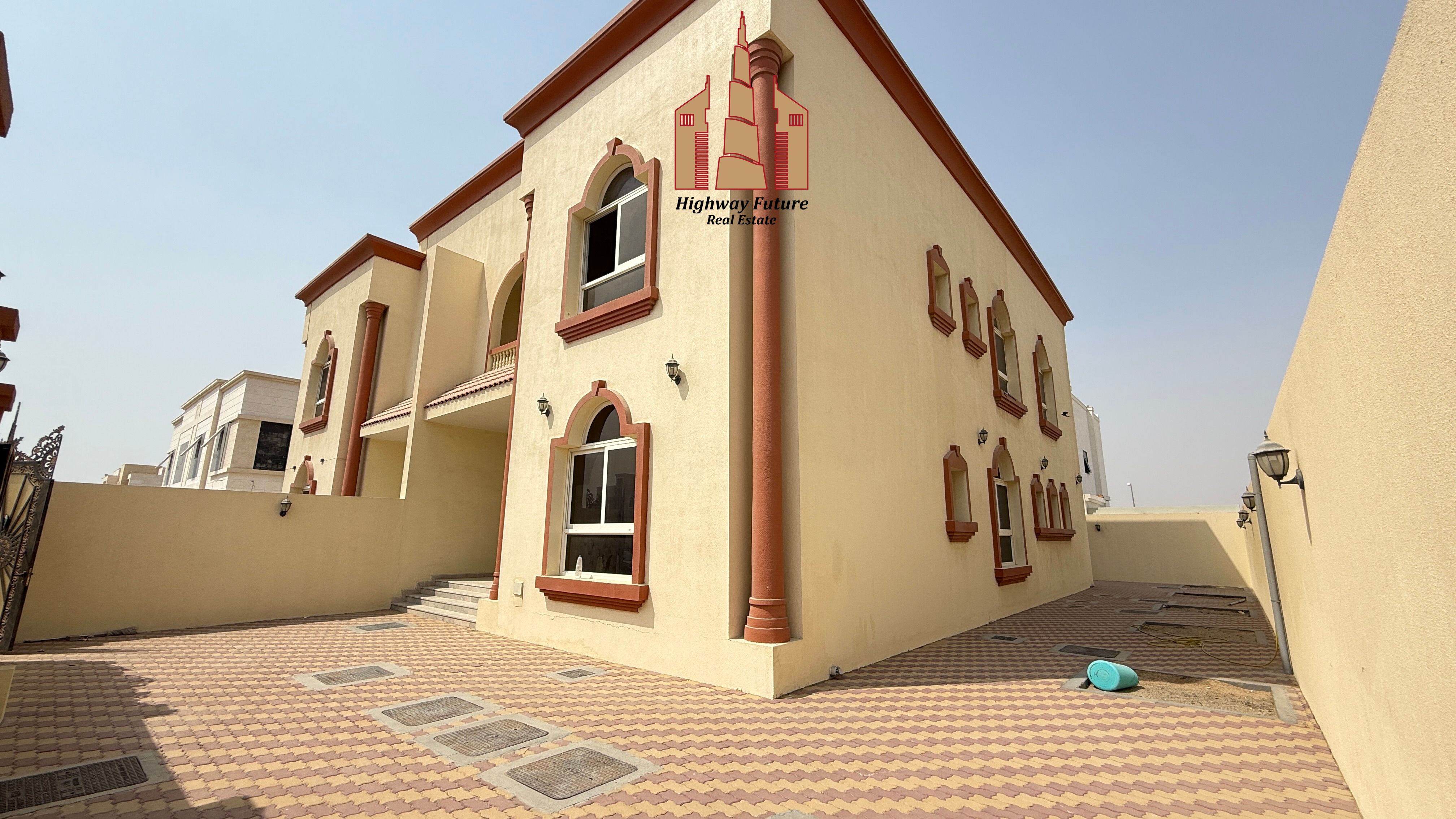 Luxury 4bhk villa with maidroom For Rent in Hoshi area