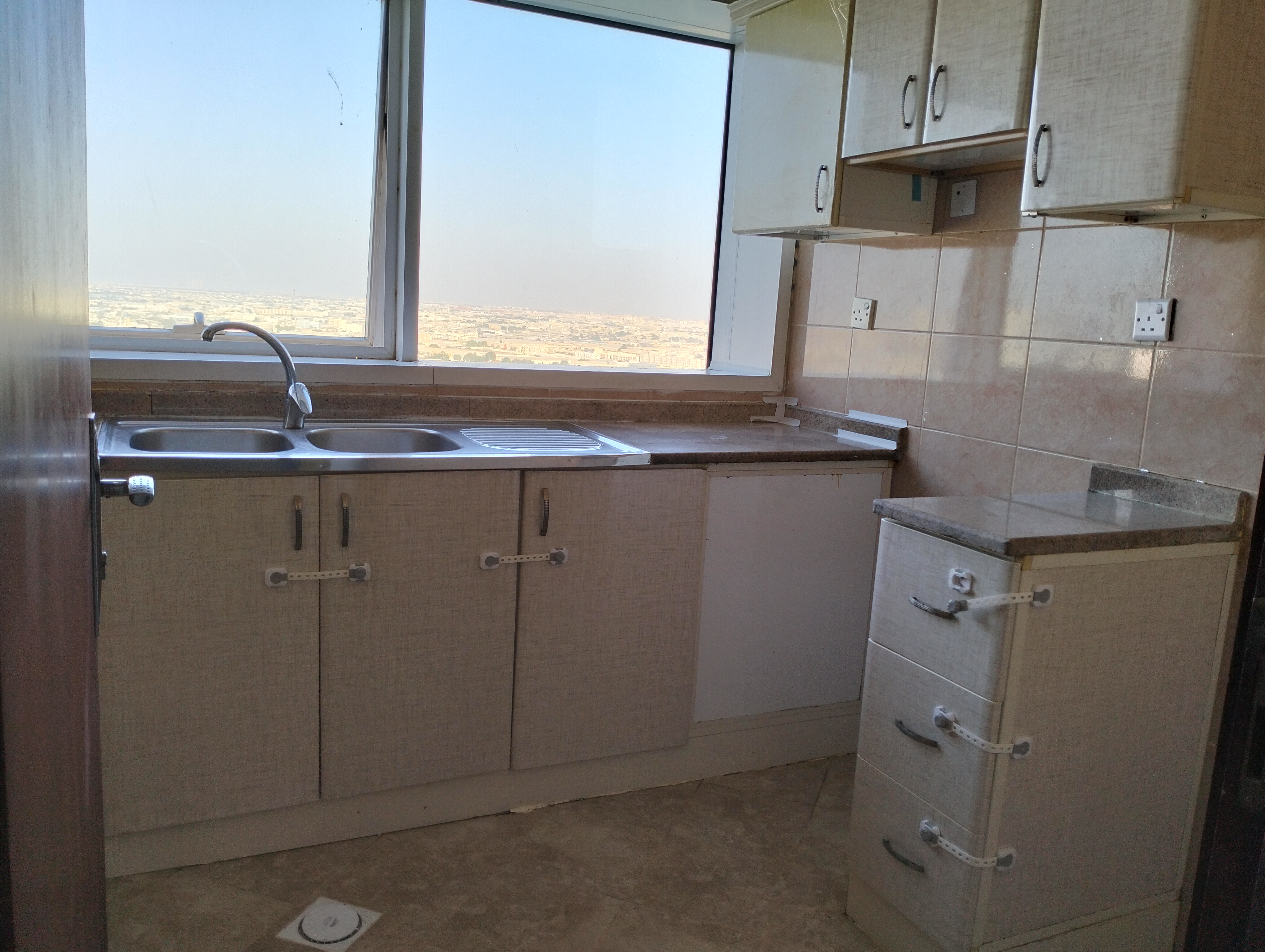 DUBAI METRO STATION STAIDUM VERY EASY ACCESS OUR BUILDING