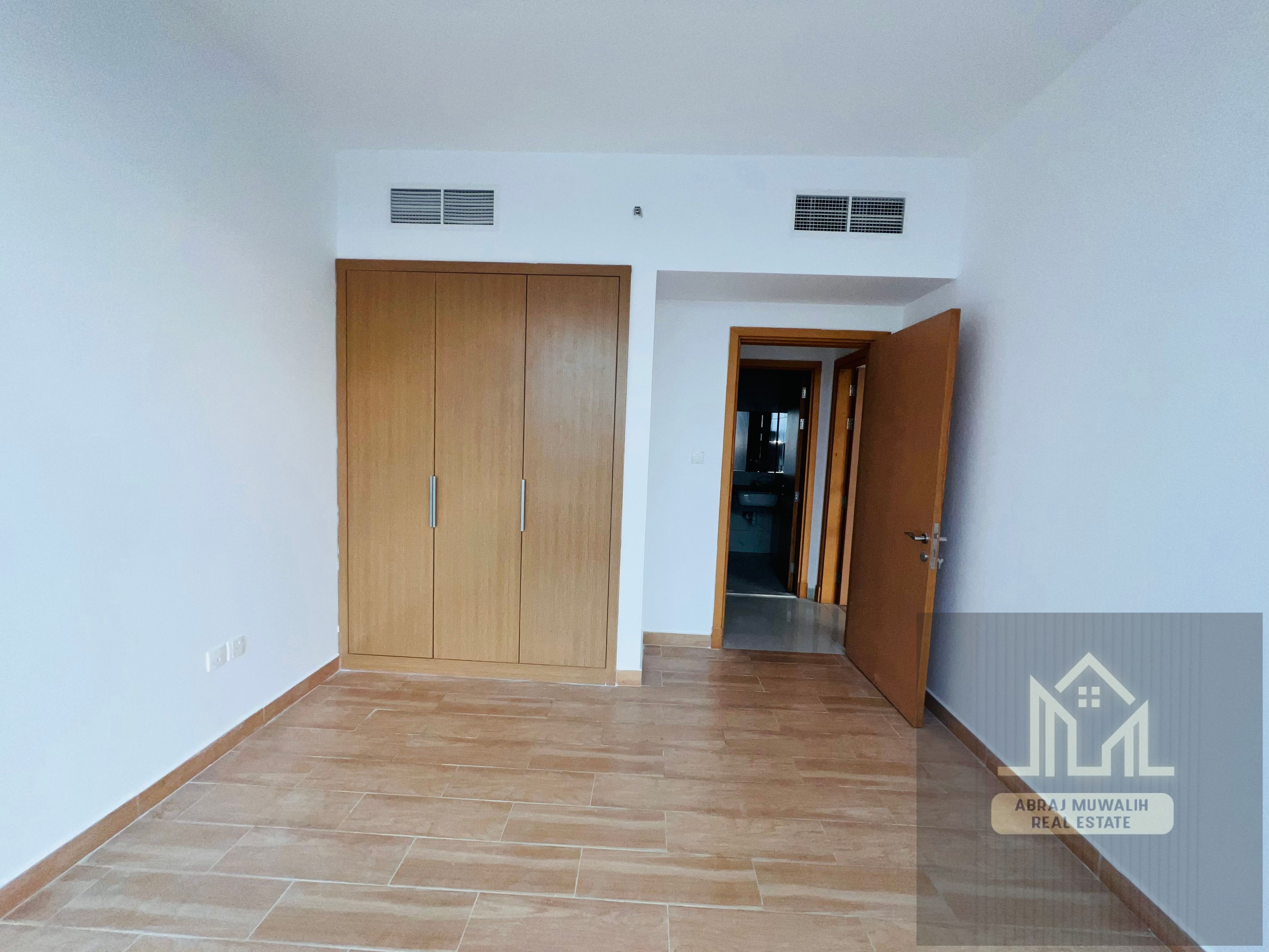 TAKE A LOOK APPARTMENT \\ FAMILY BUILDING AT THE PRIME LOCATION SCHOOL ZONE