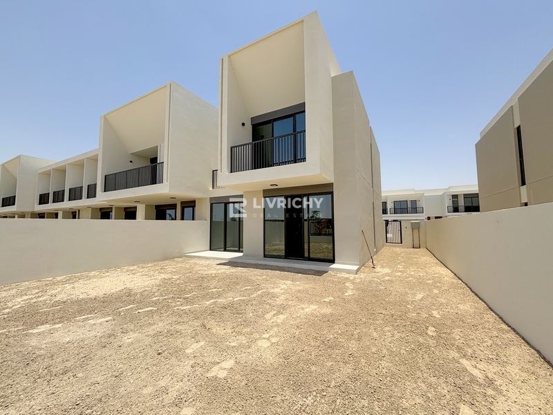 BRAND NEW | SPACIOUS | SINGLE ROW | CLOSE TO POOL