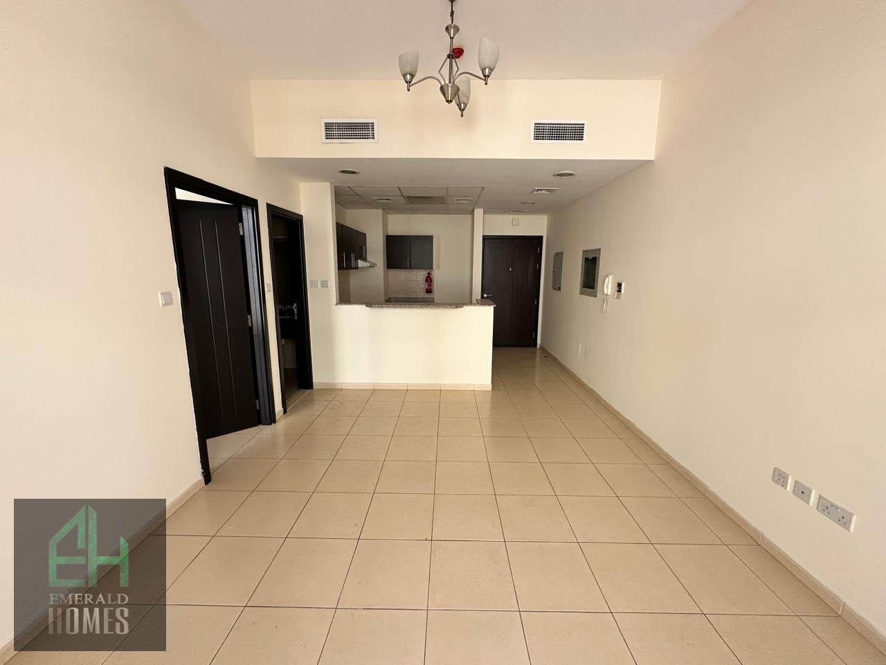 Spacious Apartment |Ready to move| Prime Location