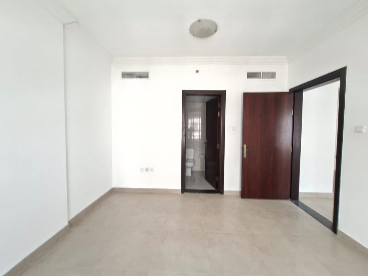 Like brand new building Muwaileh Commercial sharja 1bhk with waldrop parking master room
