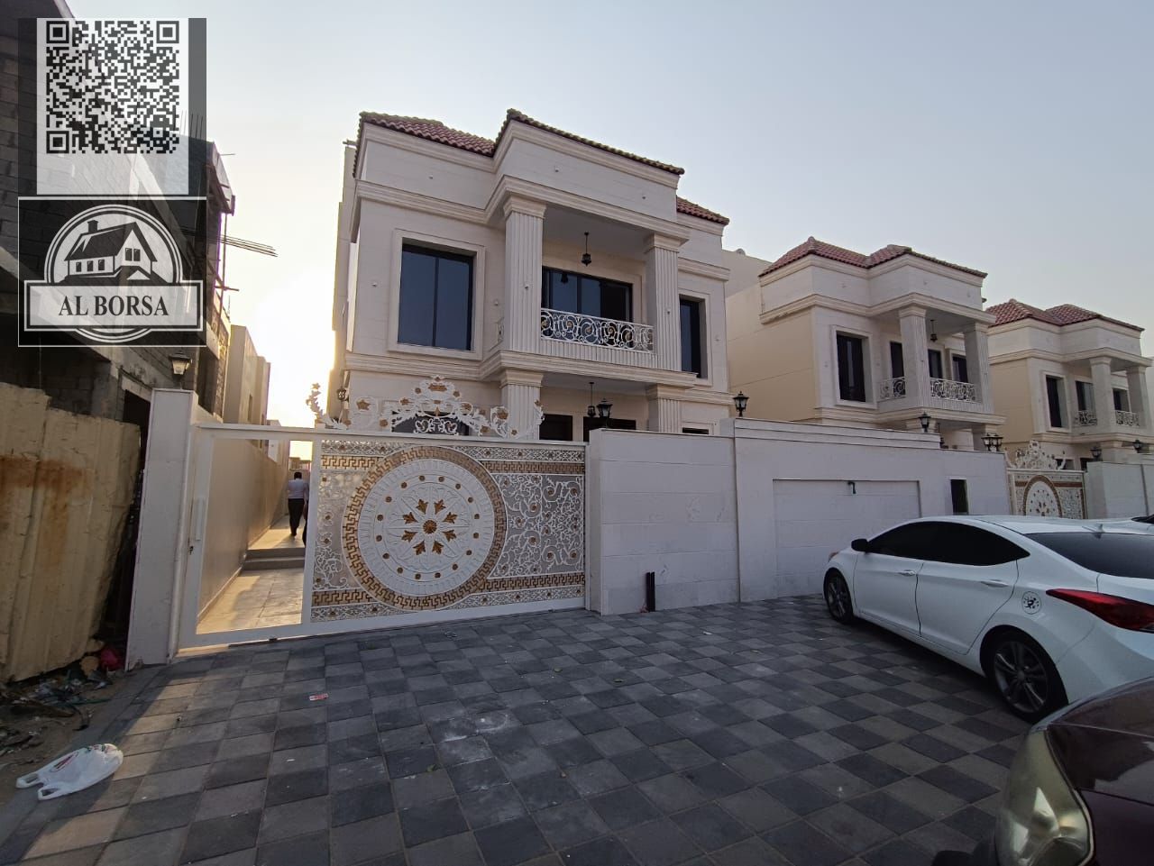 For sale, a villa in Al Helio 2, Ajman, consisting of 4 master bedrooms, a majlis, a hall, and a maid’s room, including registration fees.