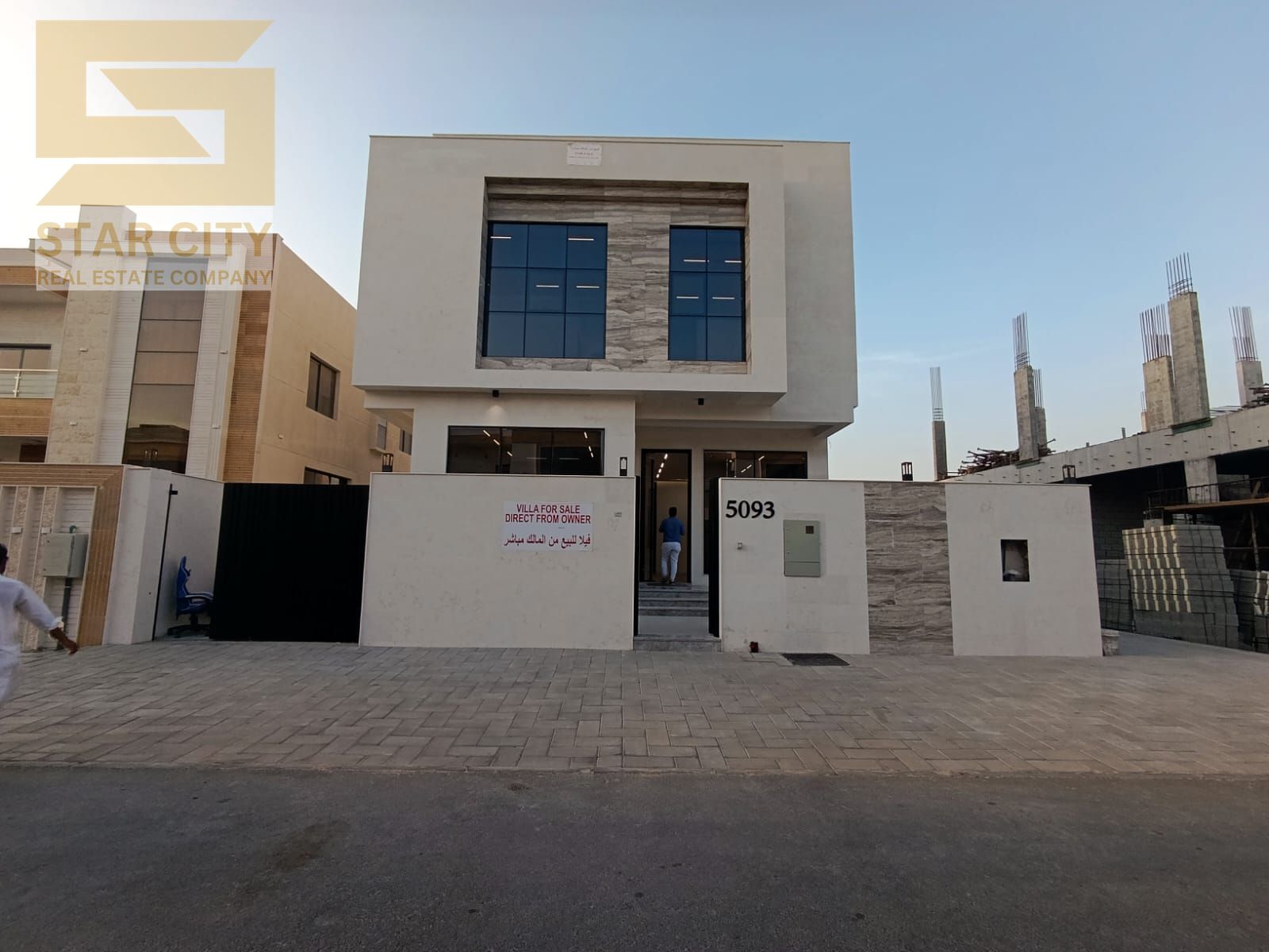 Villa at a price inclusive of registration and ownership fees, with electricity, water and air conditioners on the main street, ready for occupancy in