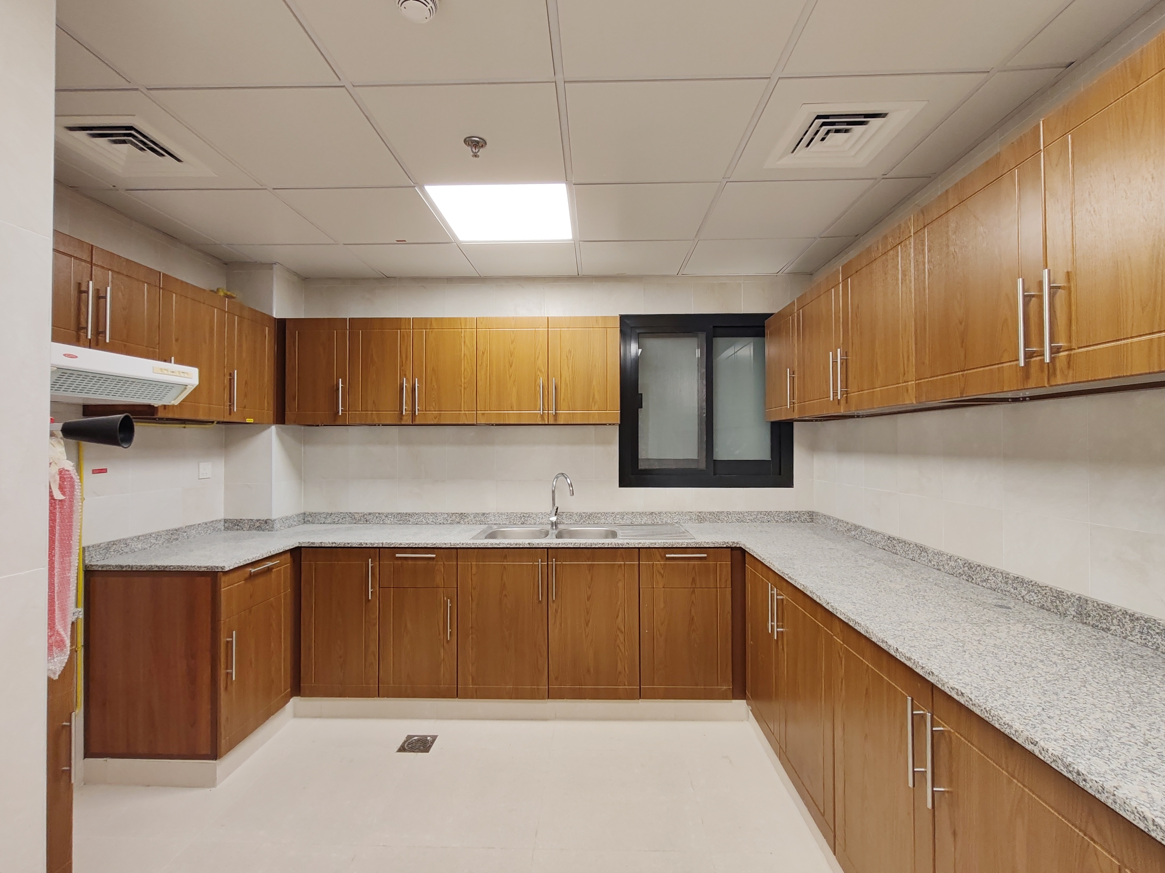 LIIKE A NEW SPACIOUS 2 BEDROOM WITH SPACIOUS CLOSED KITCHEN, BALCONY AND PARKING.