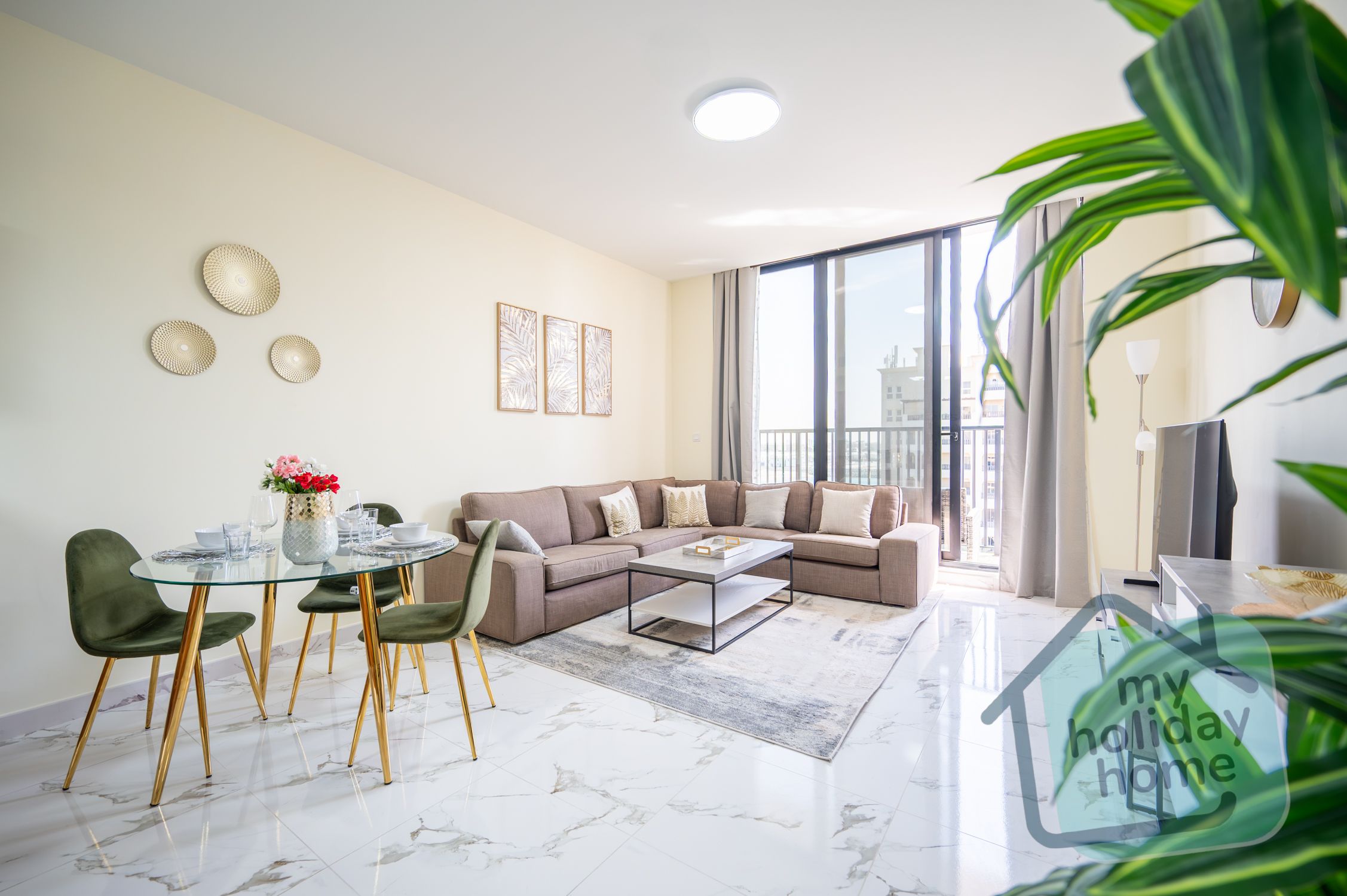 Bright & Modern 2 Bedroom– Minutes to Beach
