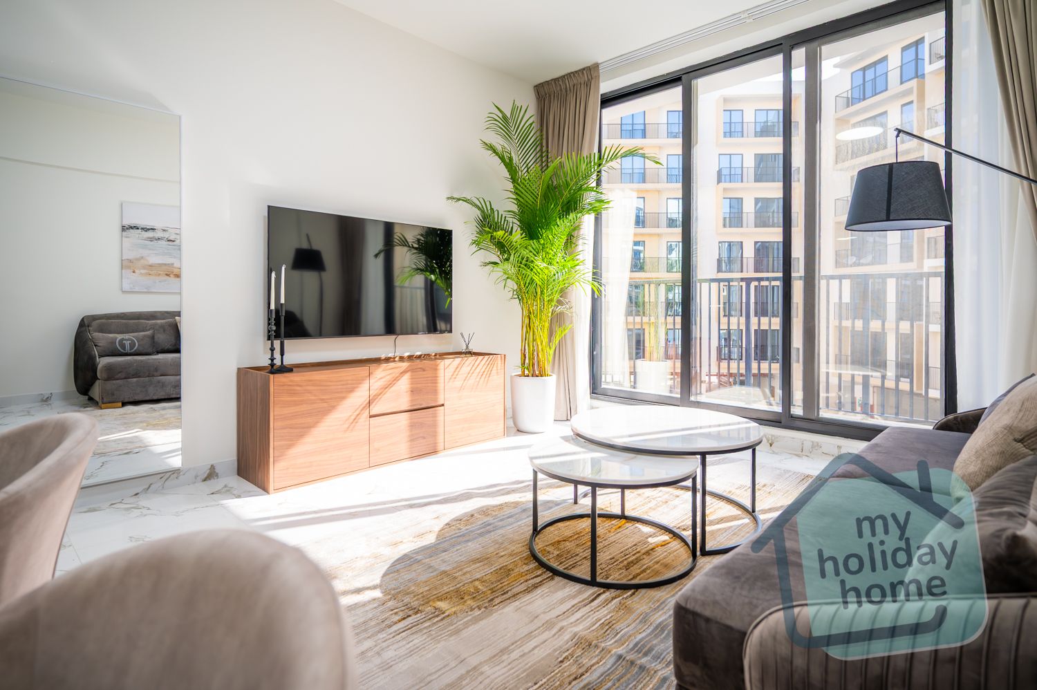Bright & Modern 1 Bedroom– Minutes to Beach