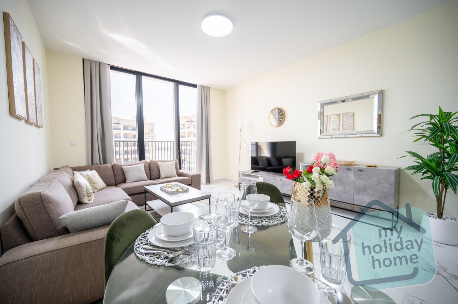 Bright & Modern 2 Bedroom– Minutes to Beach