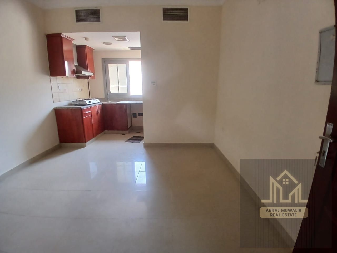 GORGEOUS STUDIO AT THE PRIME LOCATION FAMILY BUILDING \\OPEN FREE PARKING