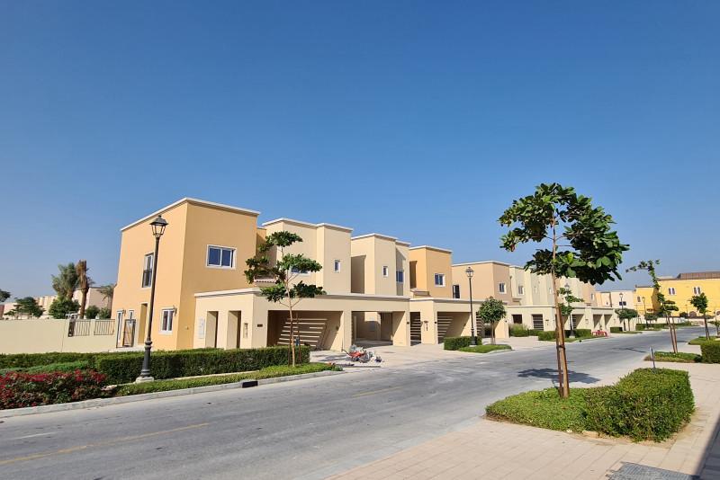 Single row | Vacant | Pool & park | Landscaped