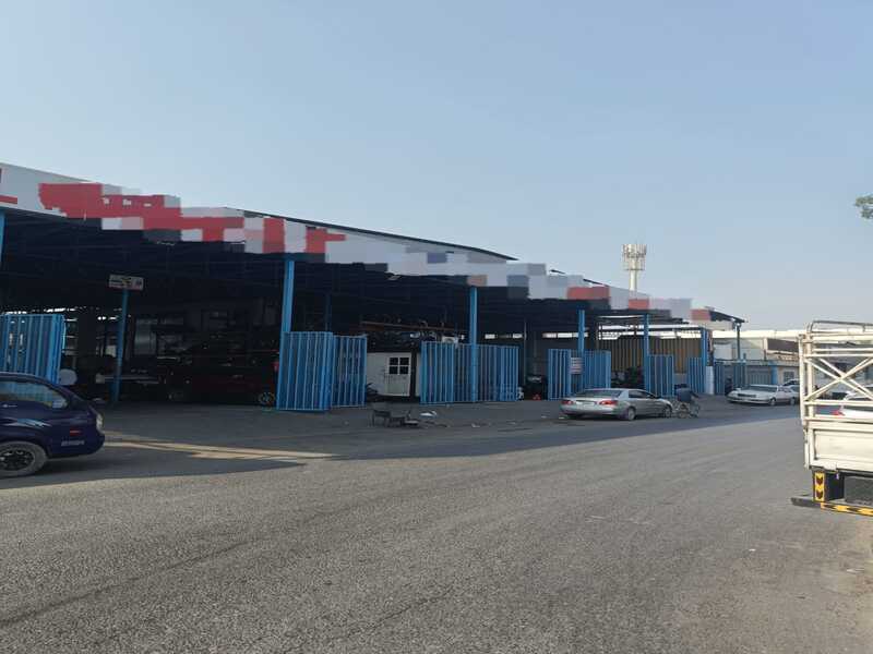 For sale, a square meter in the Third Industrial City, in the heart of the auto spare parts market. Divided into 59 internal enclosures. Land area:40