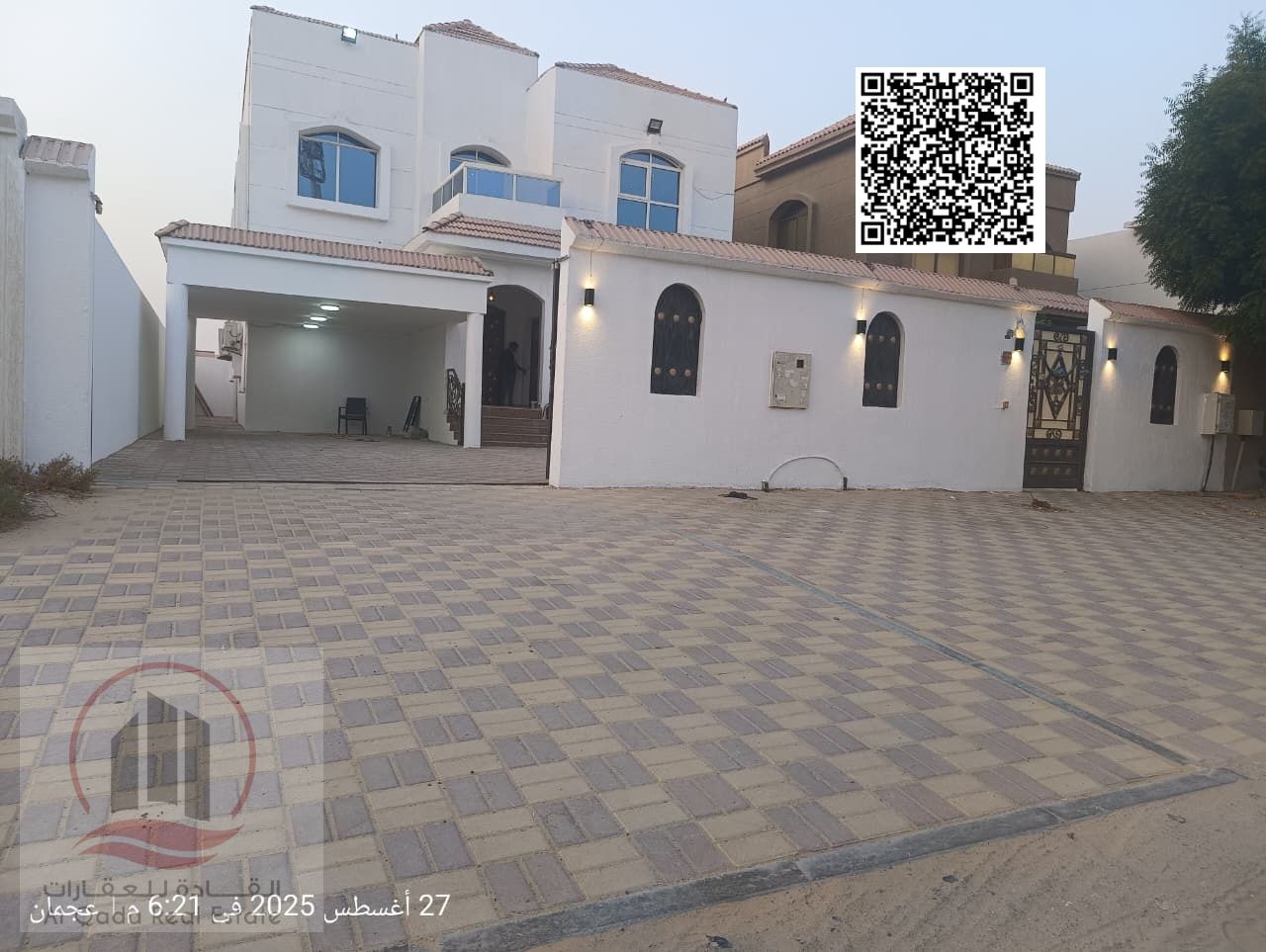 Villa for sale in Al Muwaihat 1, Ajman. Modern design. Water, electricity, and air conditioning included. (5 master bedrooms, 2 living rooms with bath