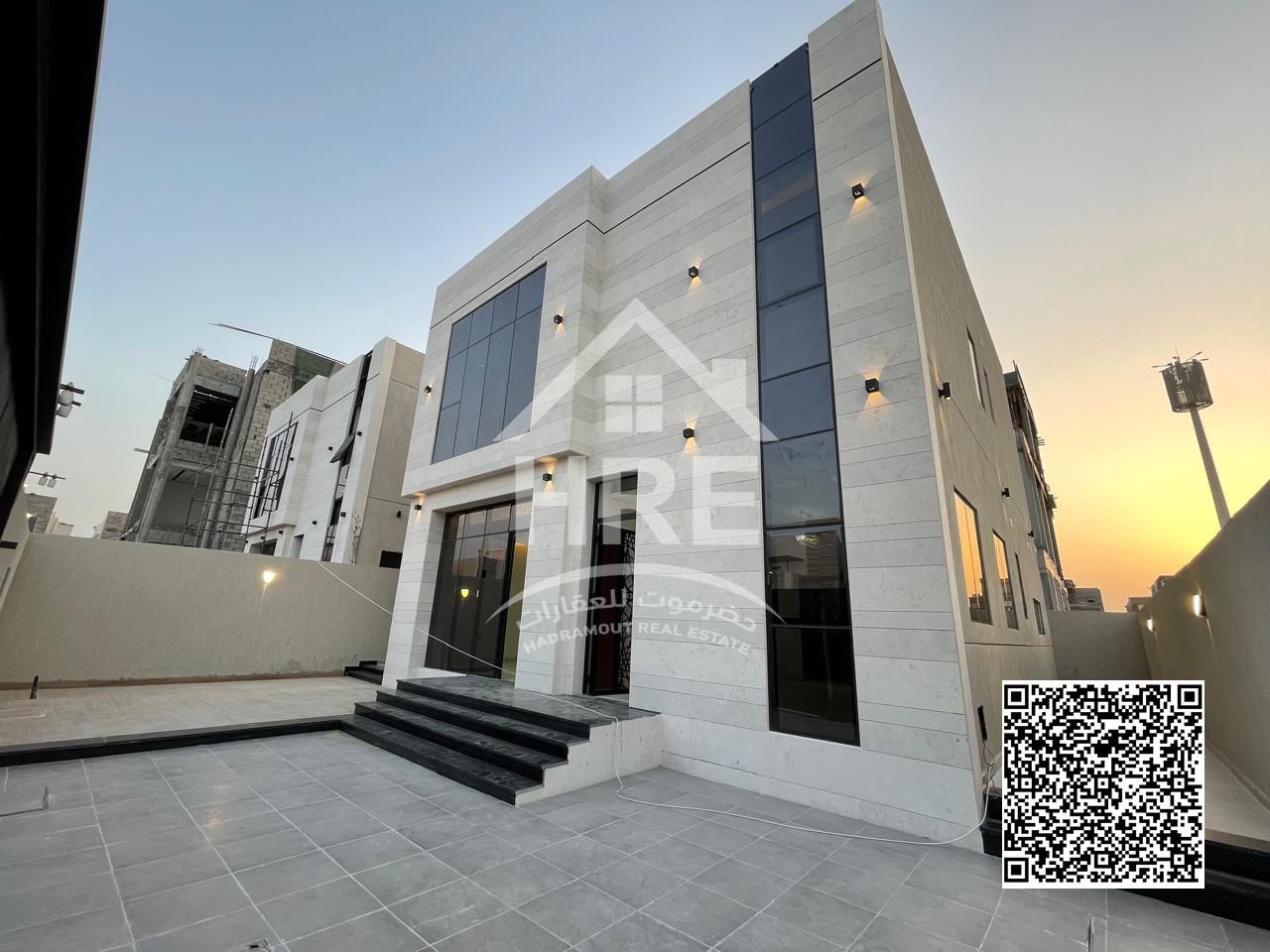 Enjoy a comfortable family life in a spacious villa and ideal location.