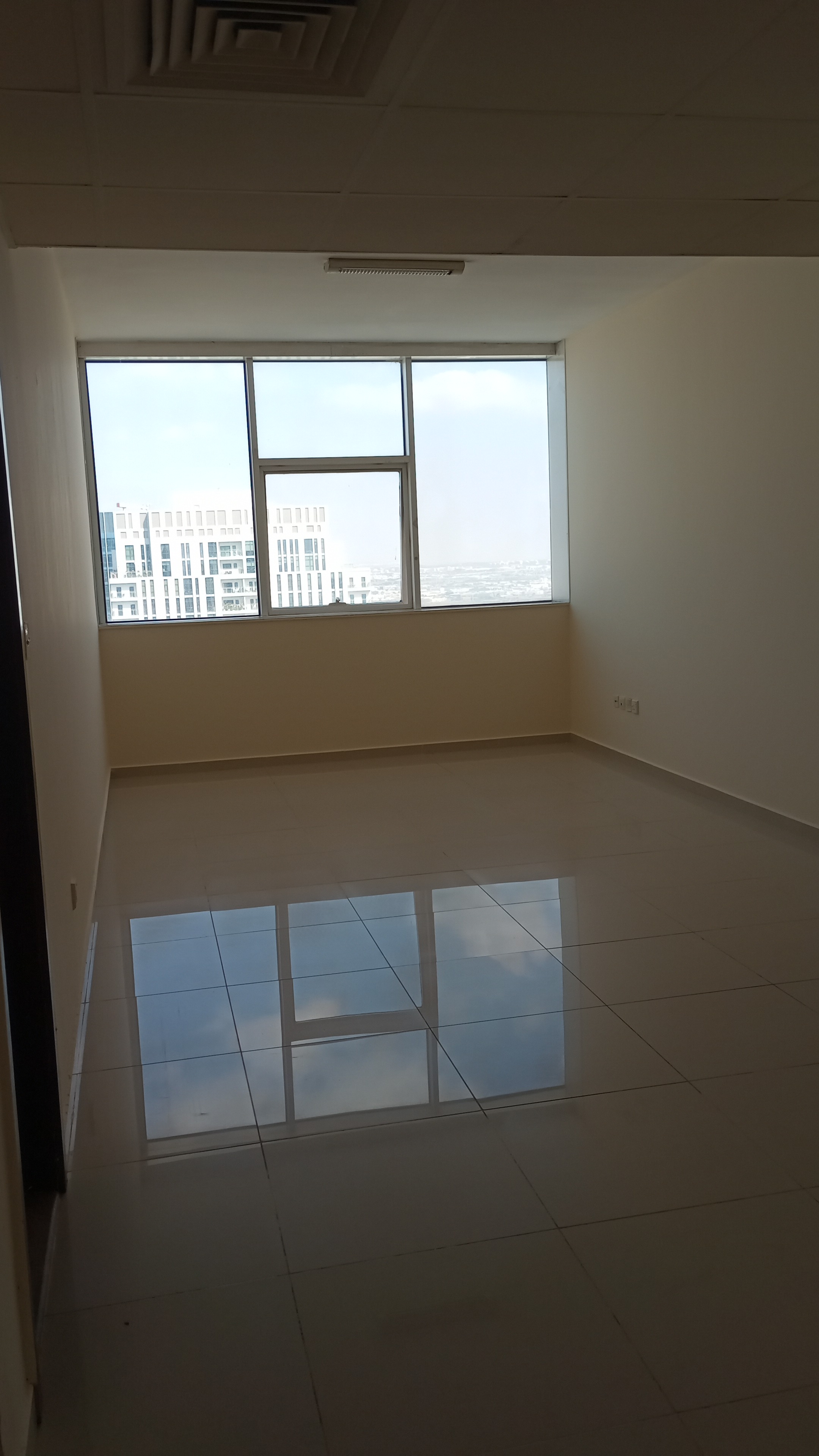 BIG STUDYO WITH BIG KITCHEN NEXT TO SAHARA MALL EXIT DUBAI BYS F-22 F23 F24