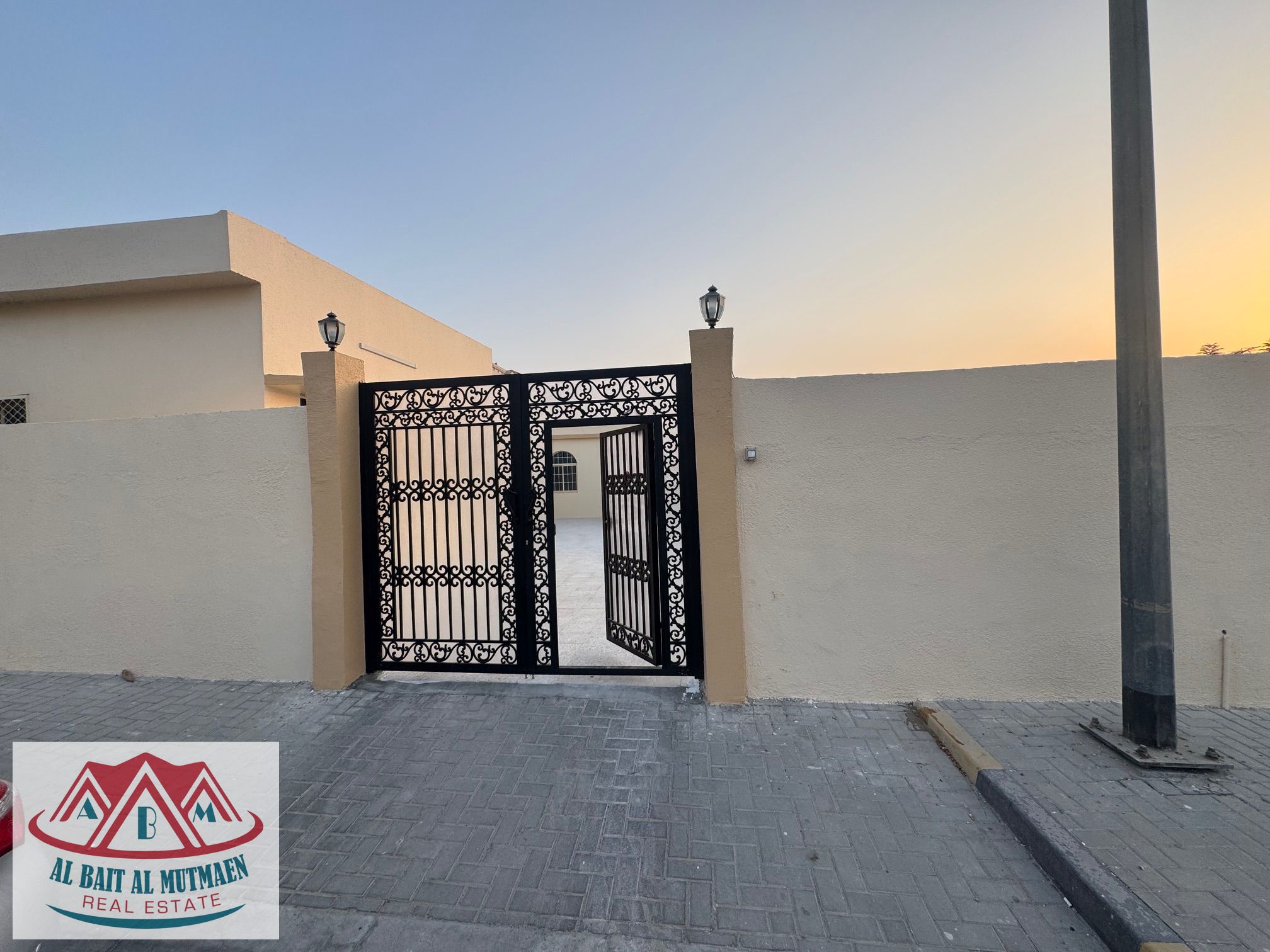 Eight-room corner house with air conditioning in Ramla