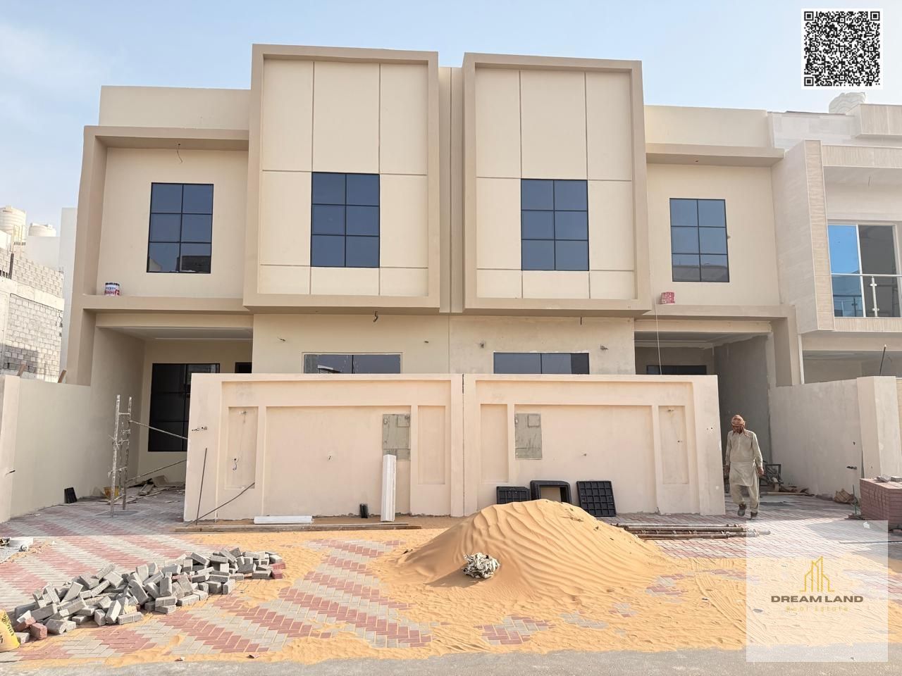 For sale, for a limited period, a 3-bedroom, 2-living room townhouse, at a price including central air conditioning fees. Freehold for all nationaliti