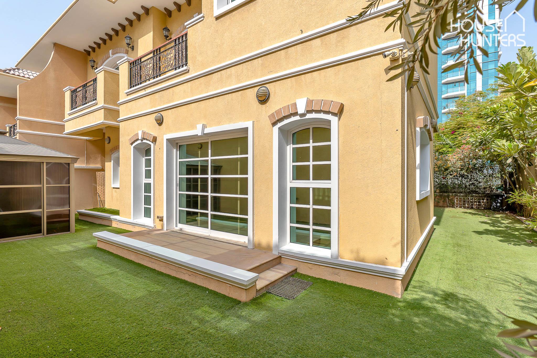 End Unit | 3 Bed | 2 Family Areas | Maids Room