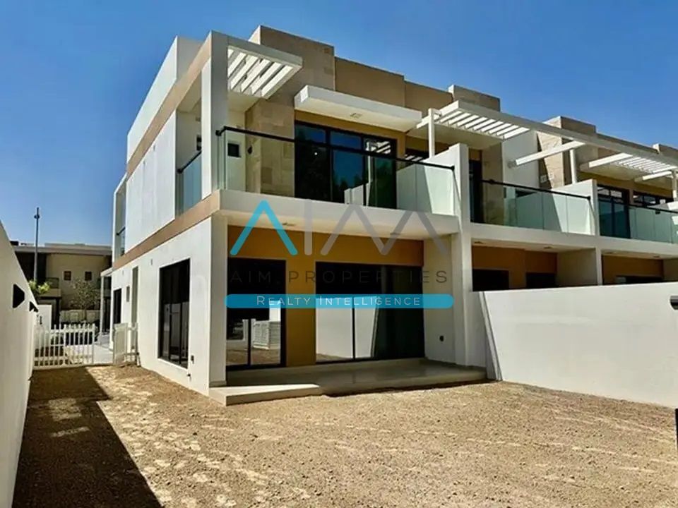 LARGE PLOT / SPACIOUS MODERN VILLA / SINGLE ROW PARK FACING