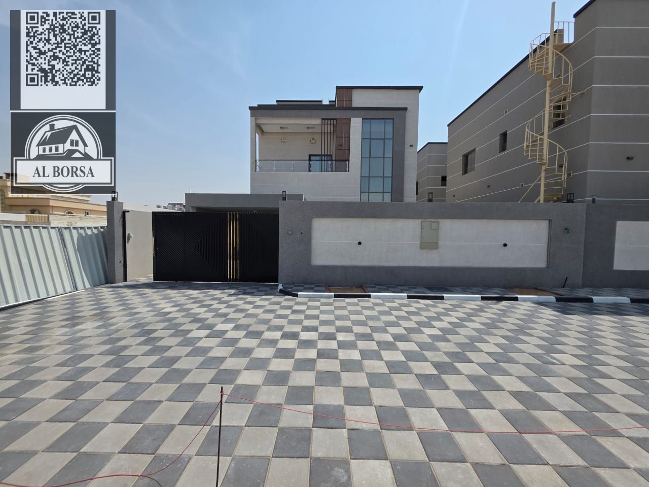 For sale in Ajman, Al Rawda 2 area, modern design villa, central air conditioning, 5 rooms, a living room, two halls, a maid's room, and a spacious ya