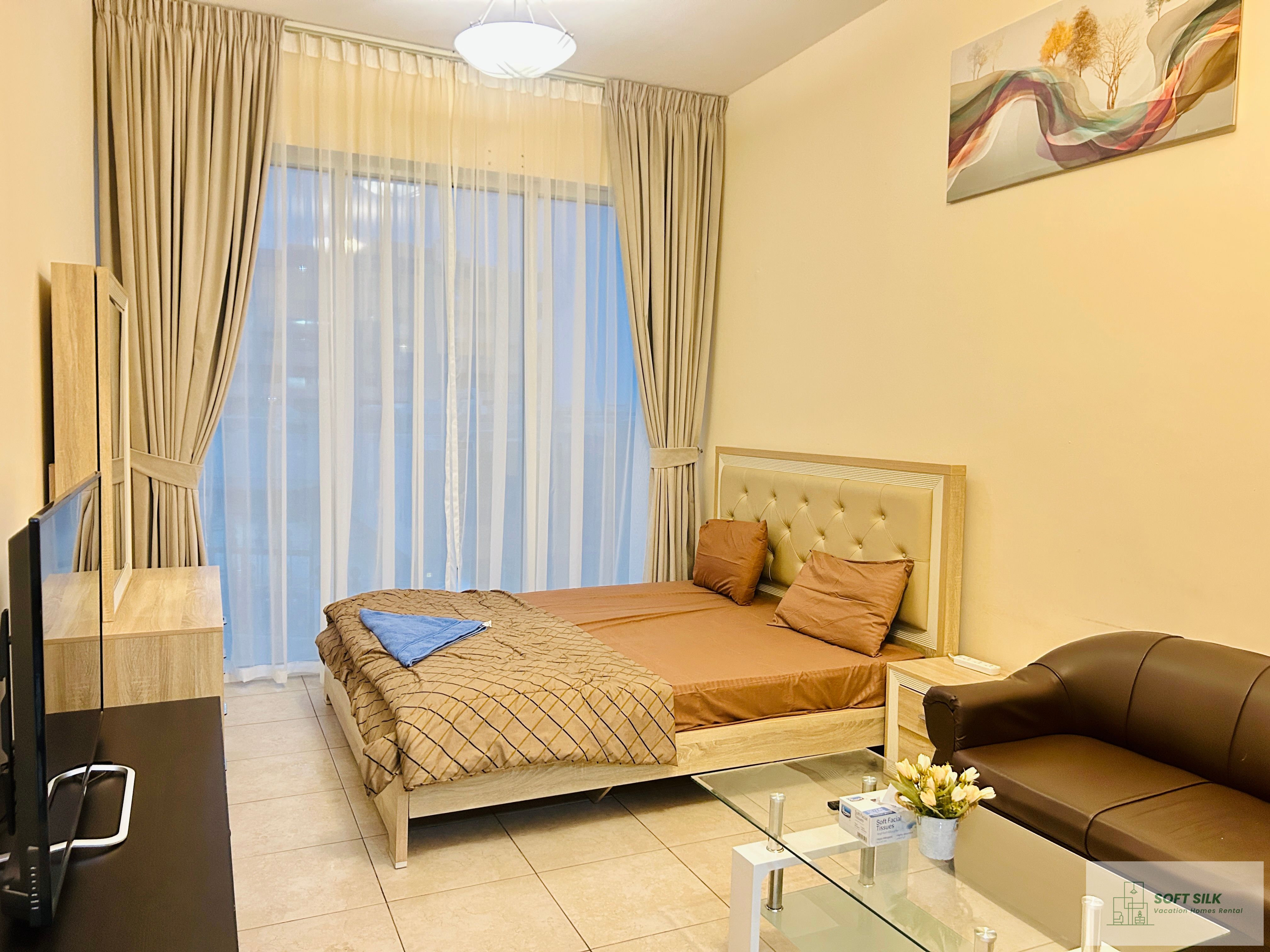 Studio | Smart TV high speed WiFi