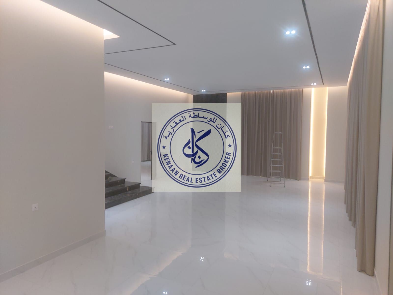 A new villa in Al Aweer, the first inhabitant, two floors, modern style, consisting of 4 master bedrooms, a hall, a sitting room, a kitchen, a maid's