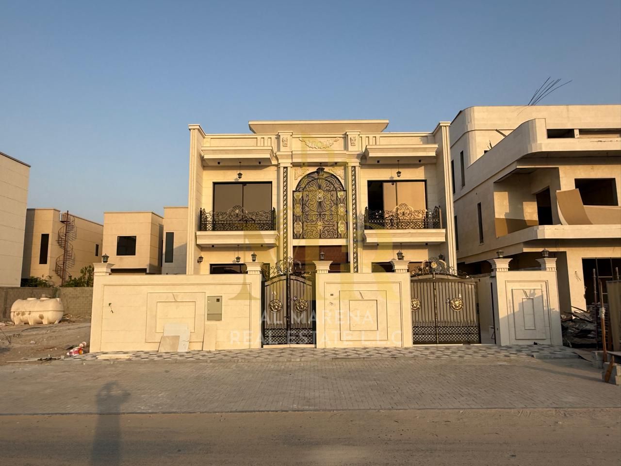 A villa directly from the owner, fully finished, including air conditioning, on a main street, close to all services. Freehold for all nationalities a