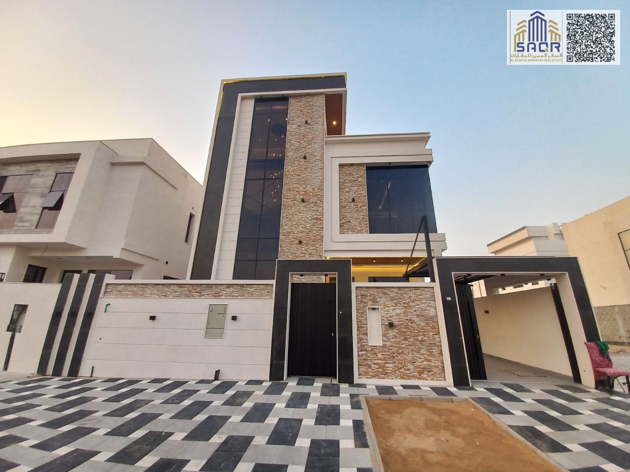 For sale in Al Yasmeen, near the park, three floors, 5 master bedrooms