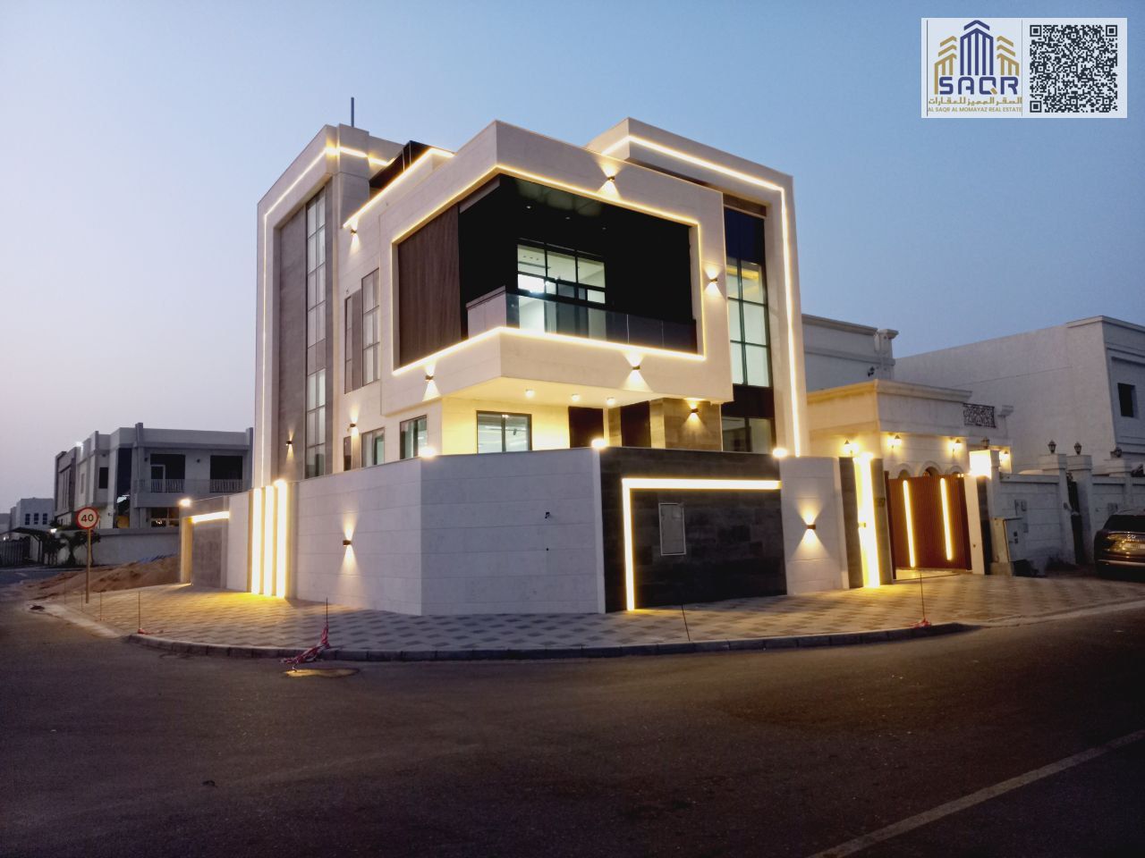 Own a corner villa on two streets // Directly behind services // Large swimming pool // Registration and ownership fees included