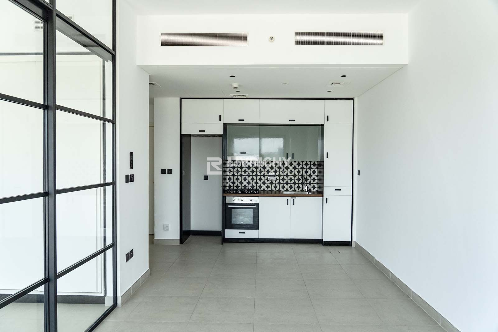 BRIGHT | MODERN| OPEN VIEW | CHILLER FREE | VACANT