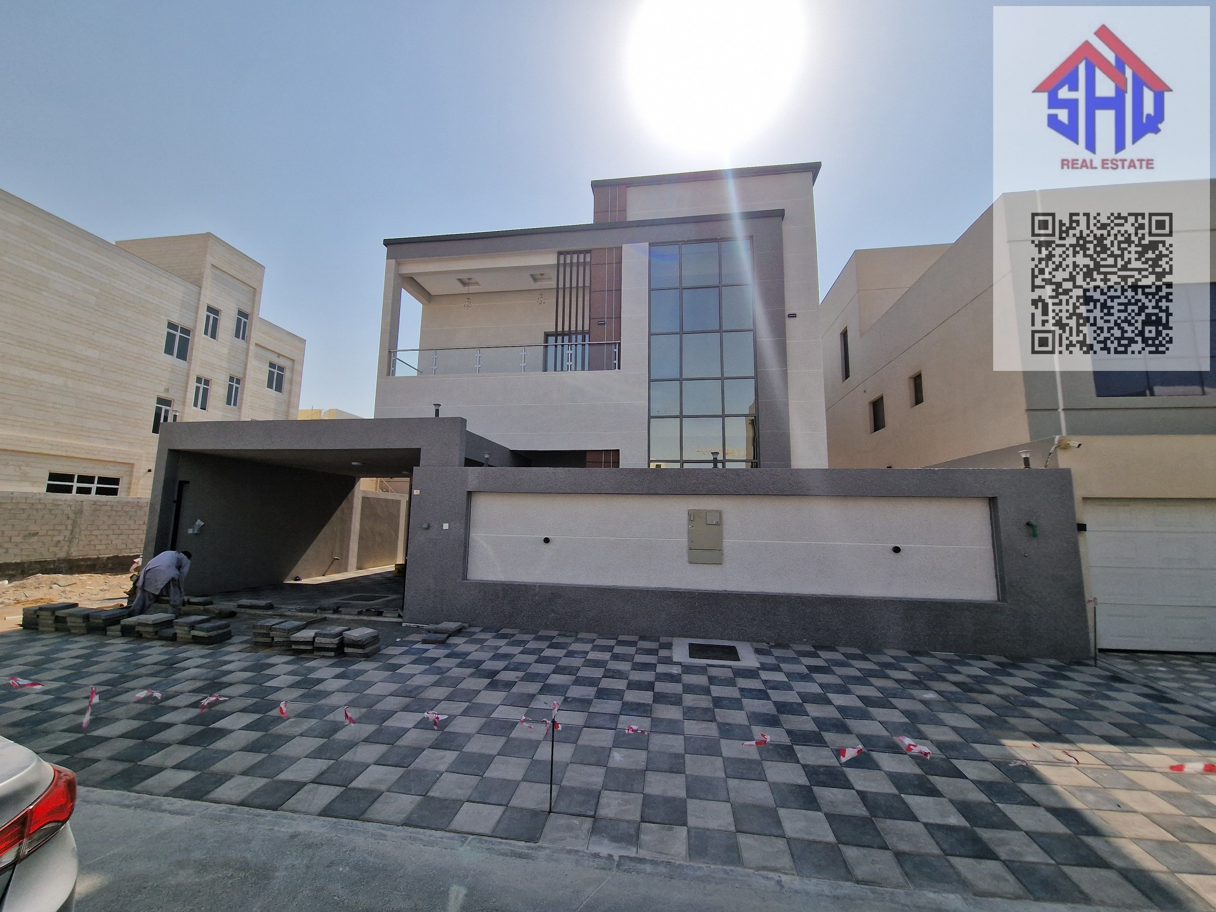 For sale, a villa with air conditioning, five rooms with a dressing room, a hall, and a maid's room