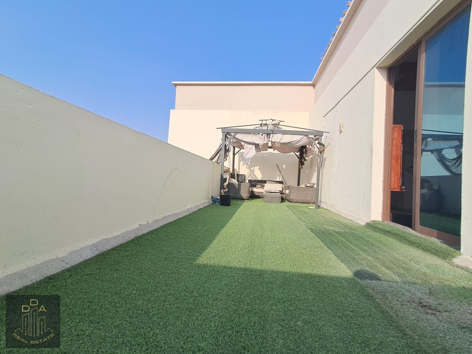 PRIME LOCATION | SPACIOUS TERRACE | PARKING SPACE | VACANT