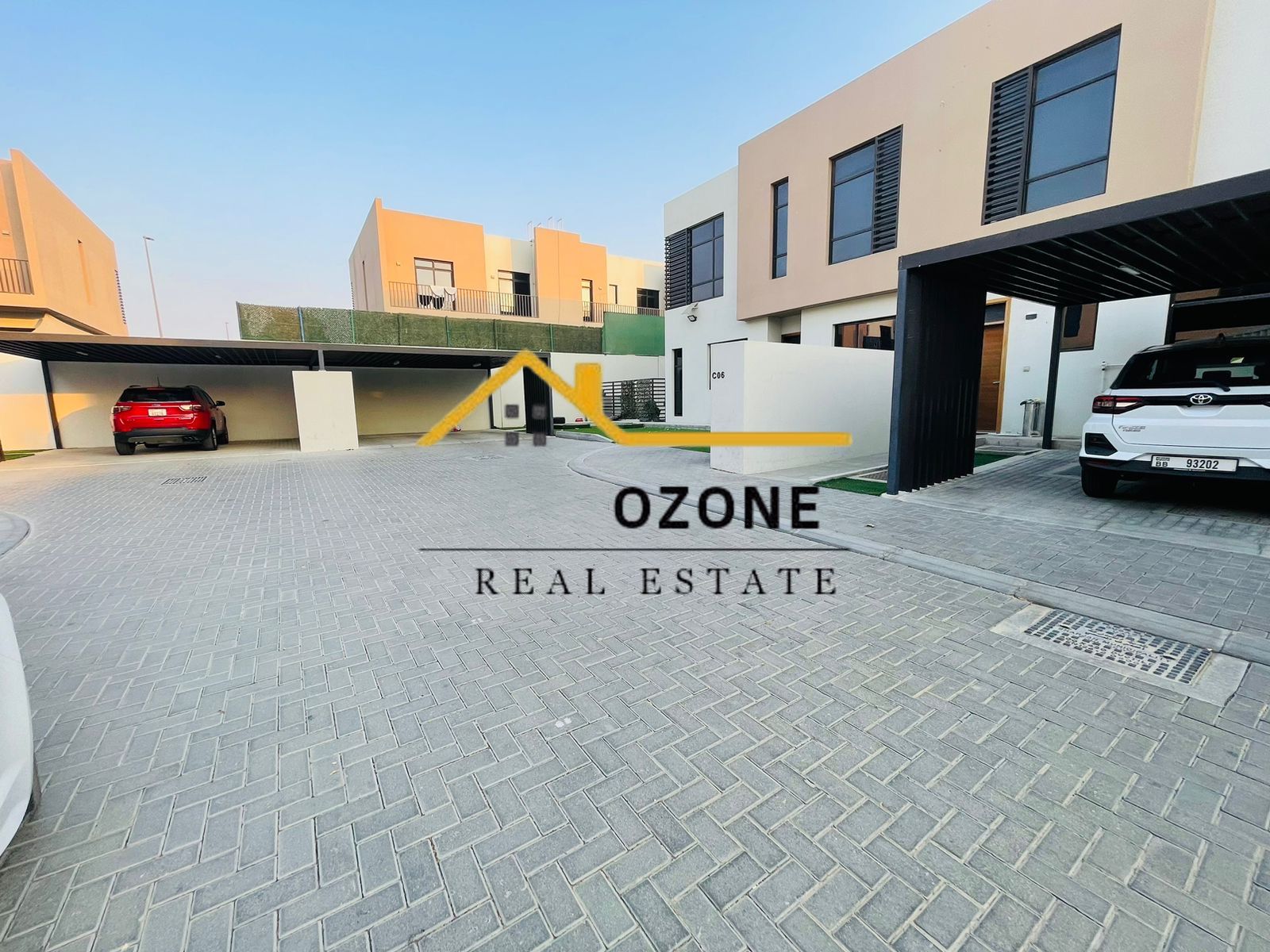 Fabulous wooden floor 3bedroom townhouse with all amenities for rent