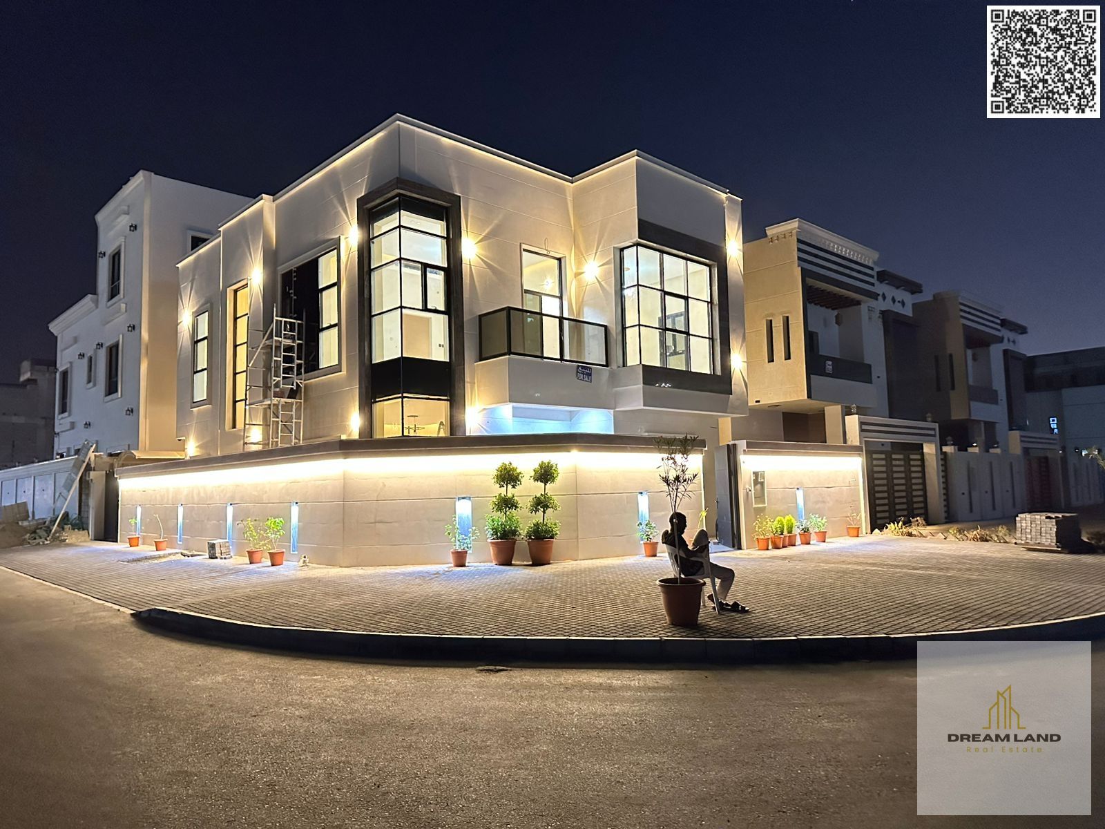 For sale, a corner villa in Al Helio, consisting of 5 rooms, a living room, a large courtyard, and a large setback.